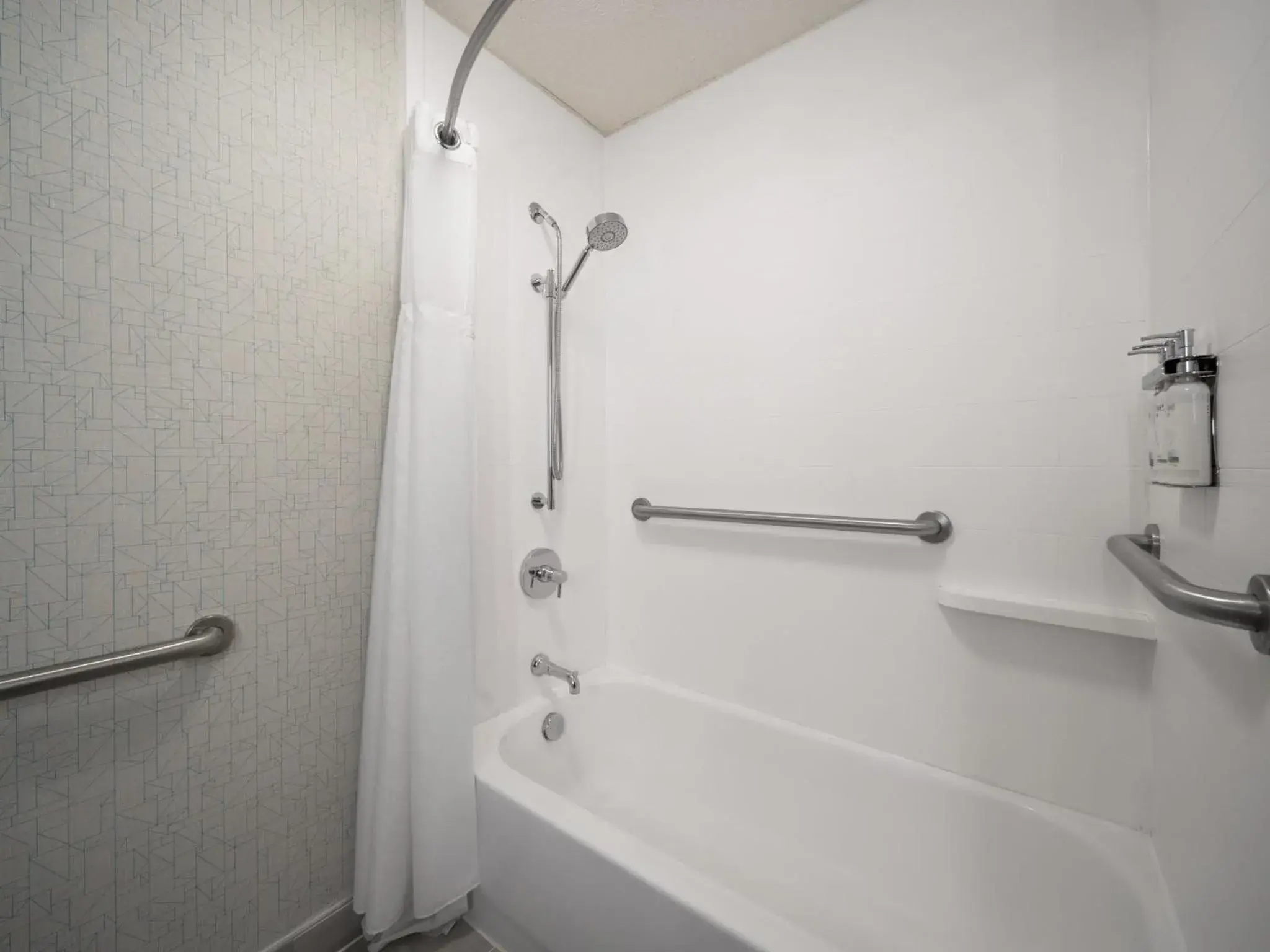 Queen Room with Two Queen Beds - Mobility Access Tub/Non-Smoking in Holiday Inn Express Charlotte West - Gastonia by IHG Queen Room with Two Queen Beds - Mobility Access Tub/Non-Smoking in Holiday Inn Express Charlotte West - Gastonia by IHG