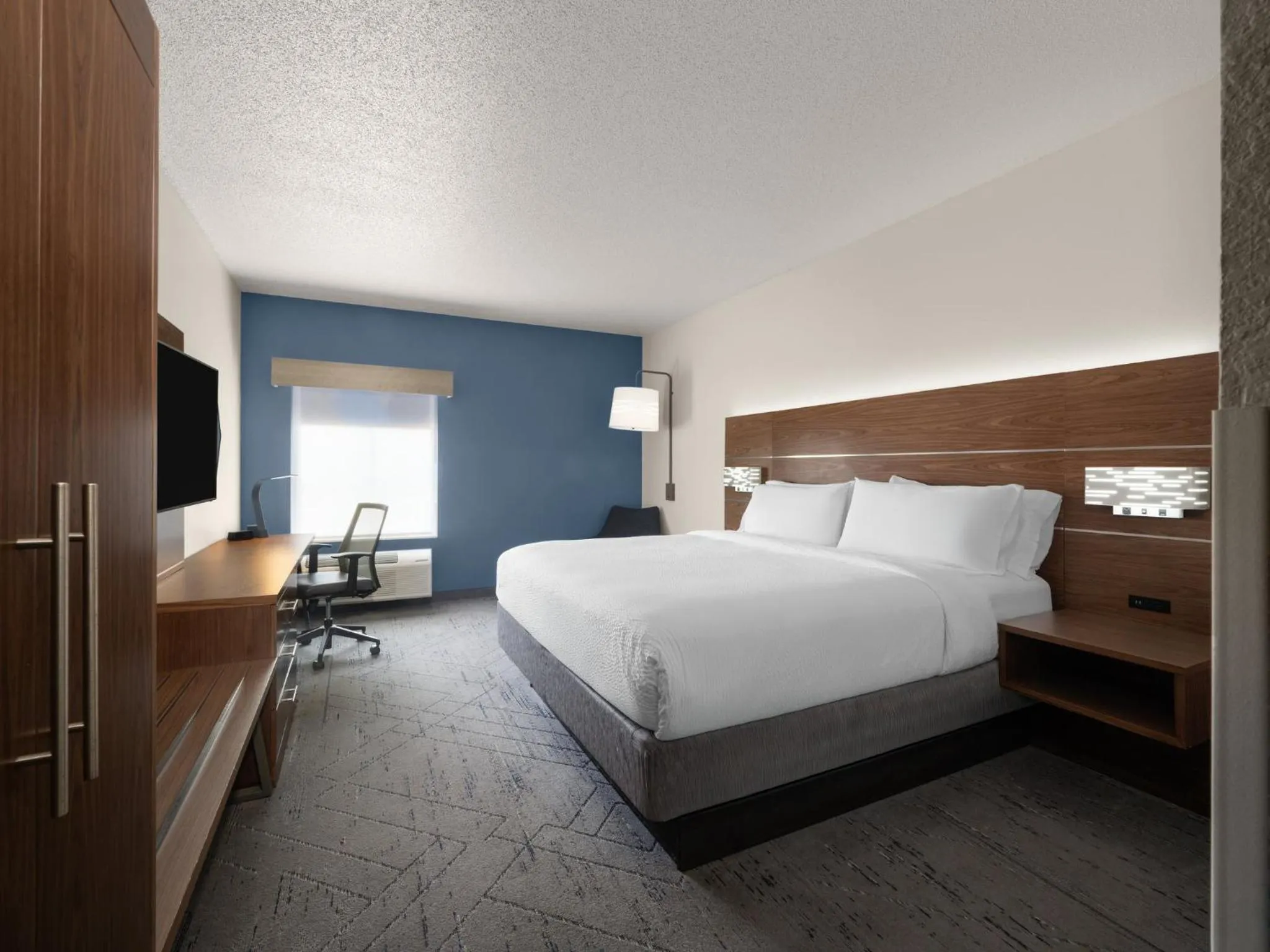 Photo of the whole room, Bed in Holiday Inn Express Charlotte West - Gastonia by IHG