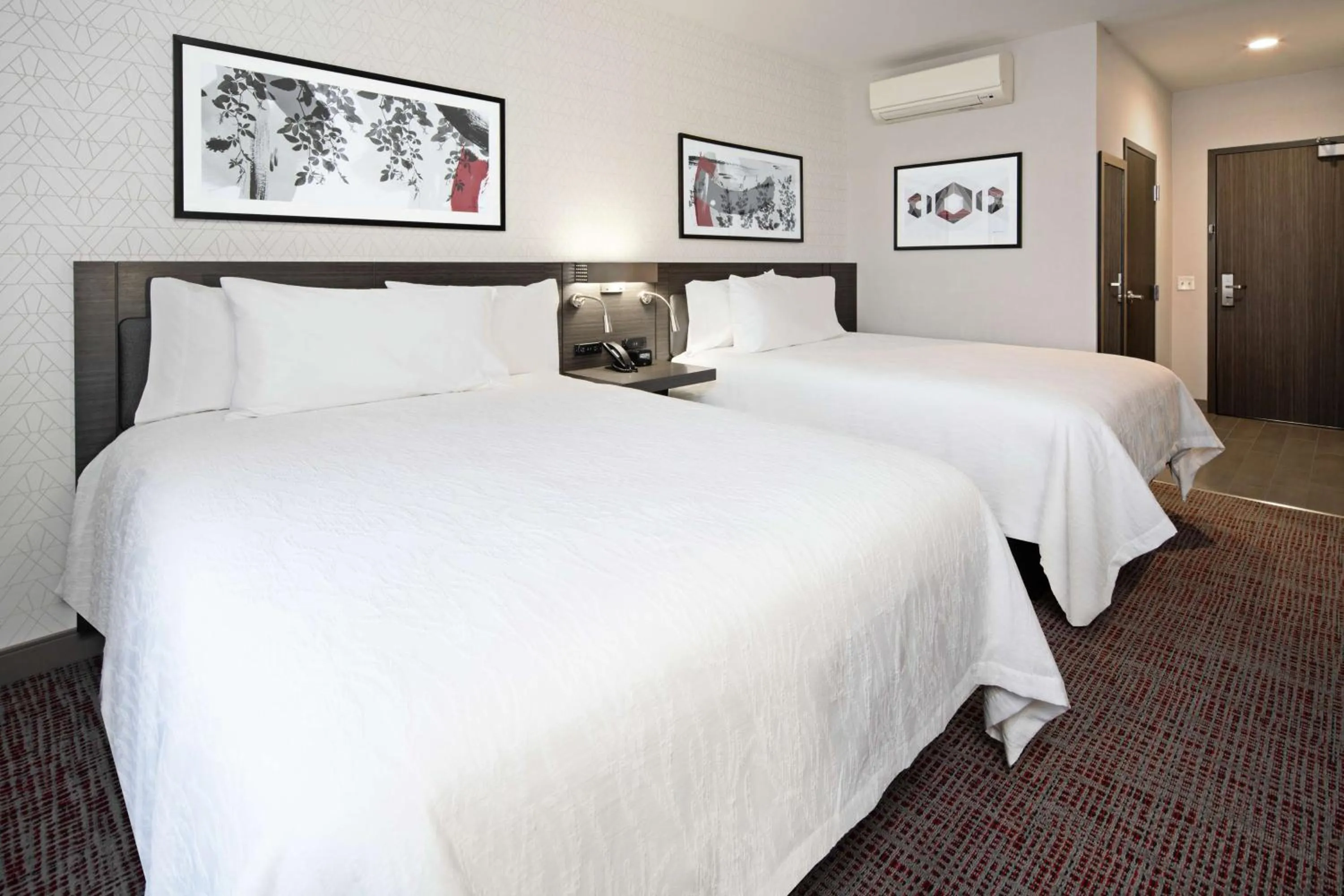 Photo of the whole room, Bed in Hilton Garden Inn Irvine Spectrum Lake Forest