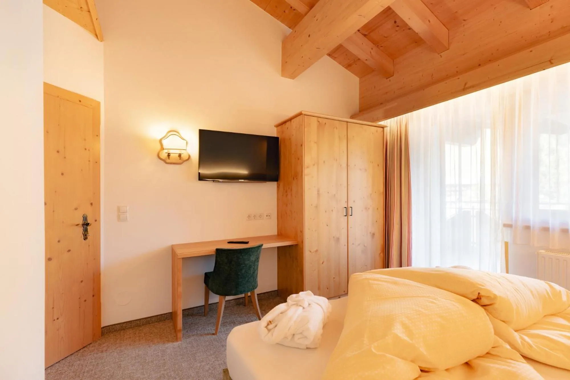 Bedroom, Bed in Hotel Pinzger Tux