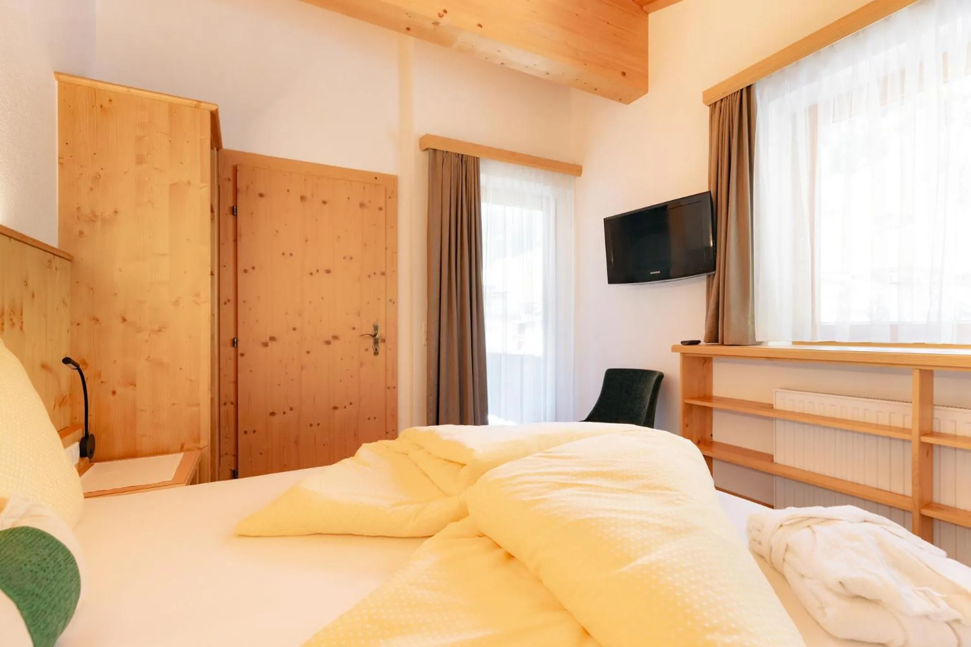 Bedroom, Bed in Hotel Pinzger Tux