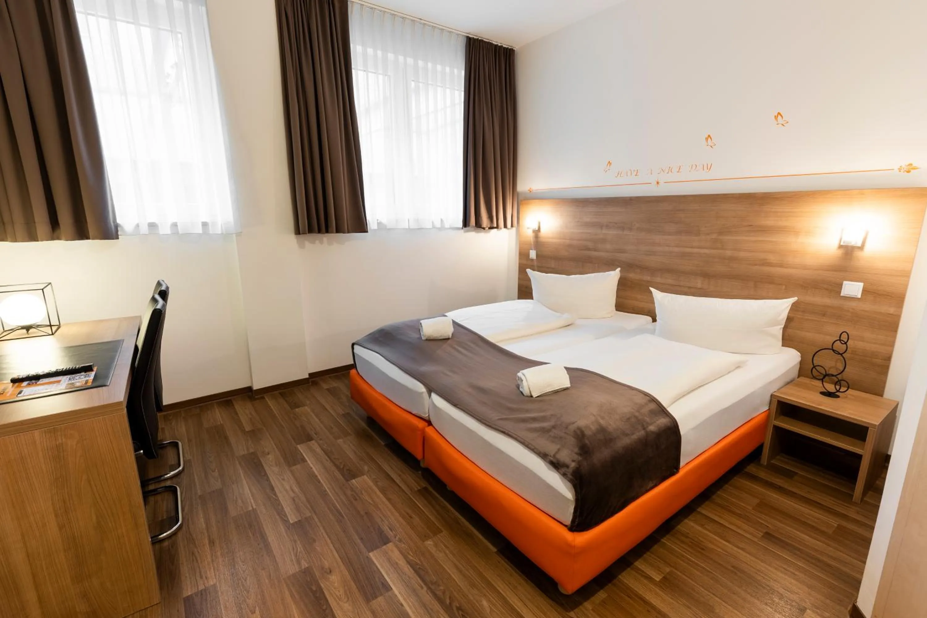 Bed in Orange Hotel und Apartments