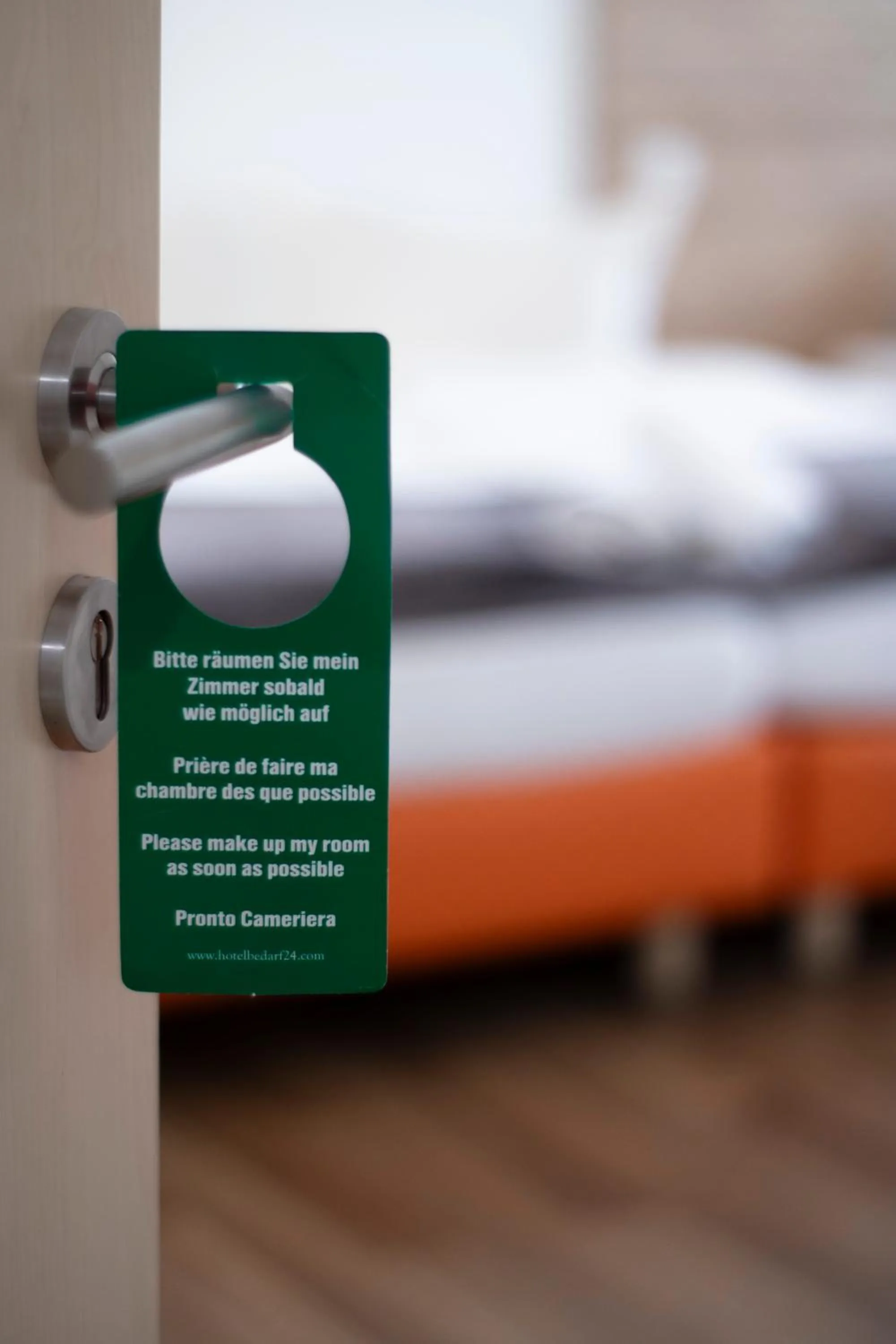 room service, Bed in Orange Hotel und Apartments