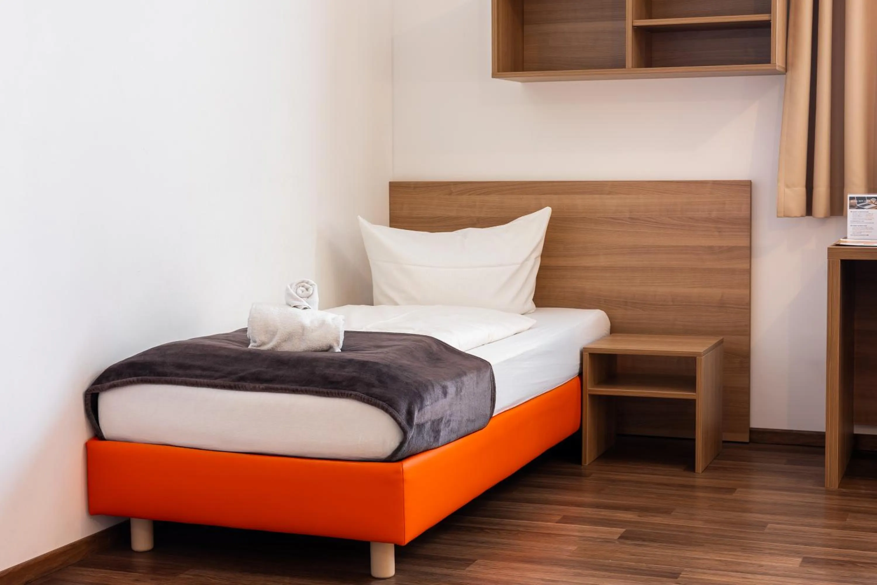 Bed in Orange Hotel und Apartments