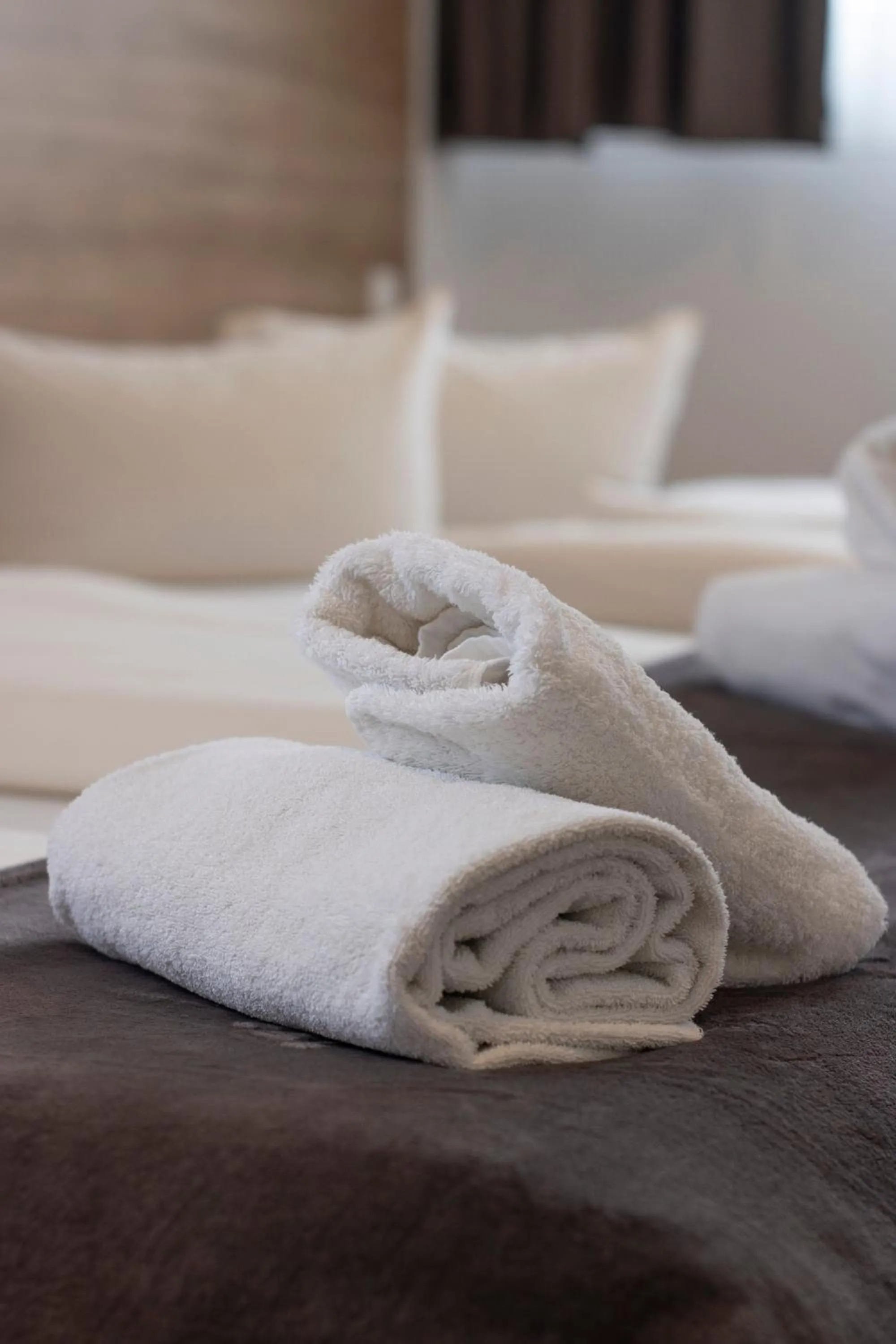 room service, Bed in Orange Hotel und Apartments