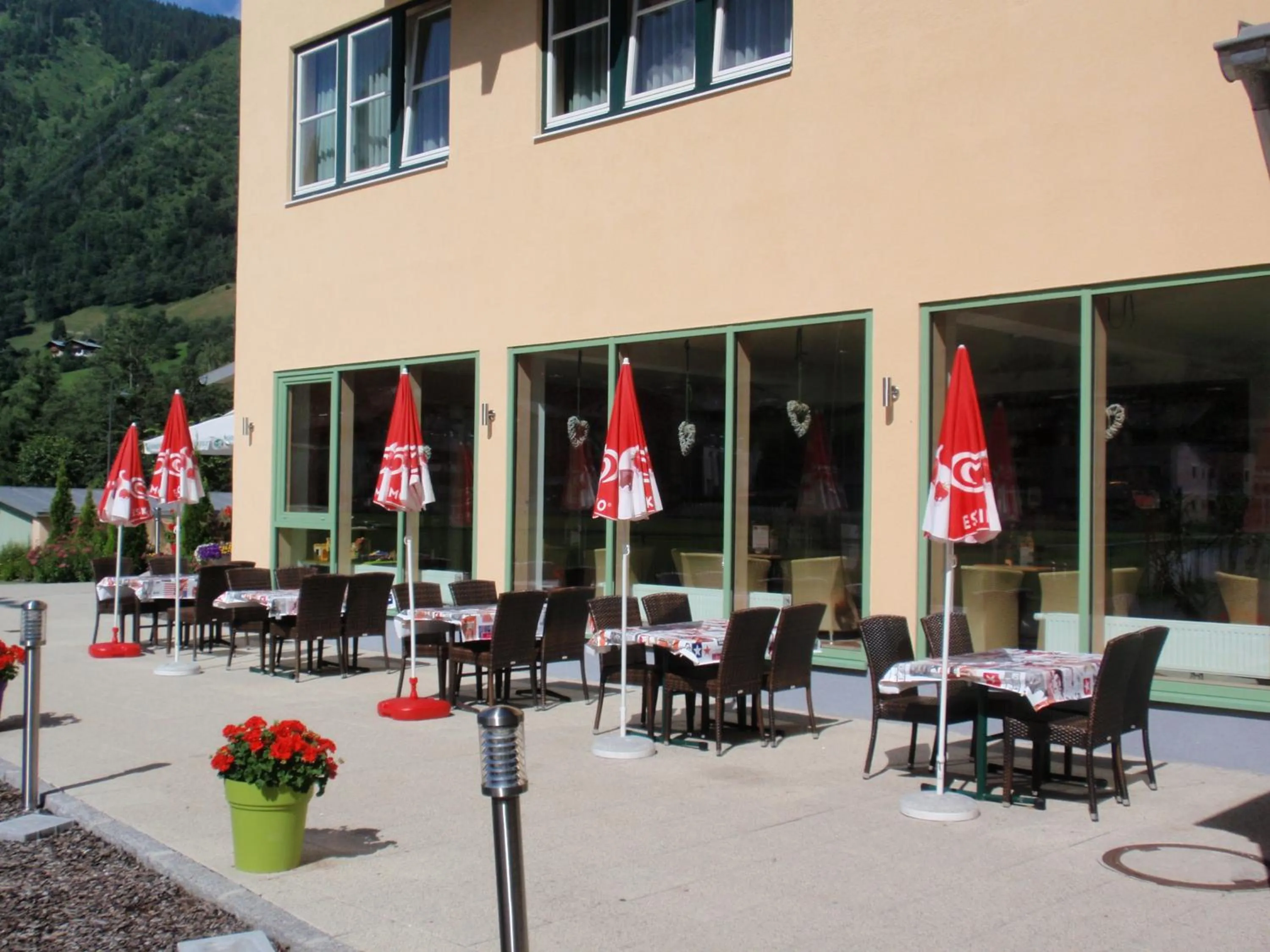 Restaurant/places to eat in JUFA Hotel Kaprun - Summercard included