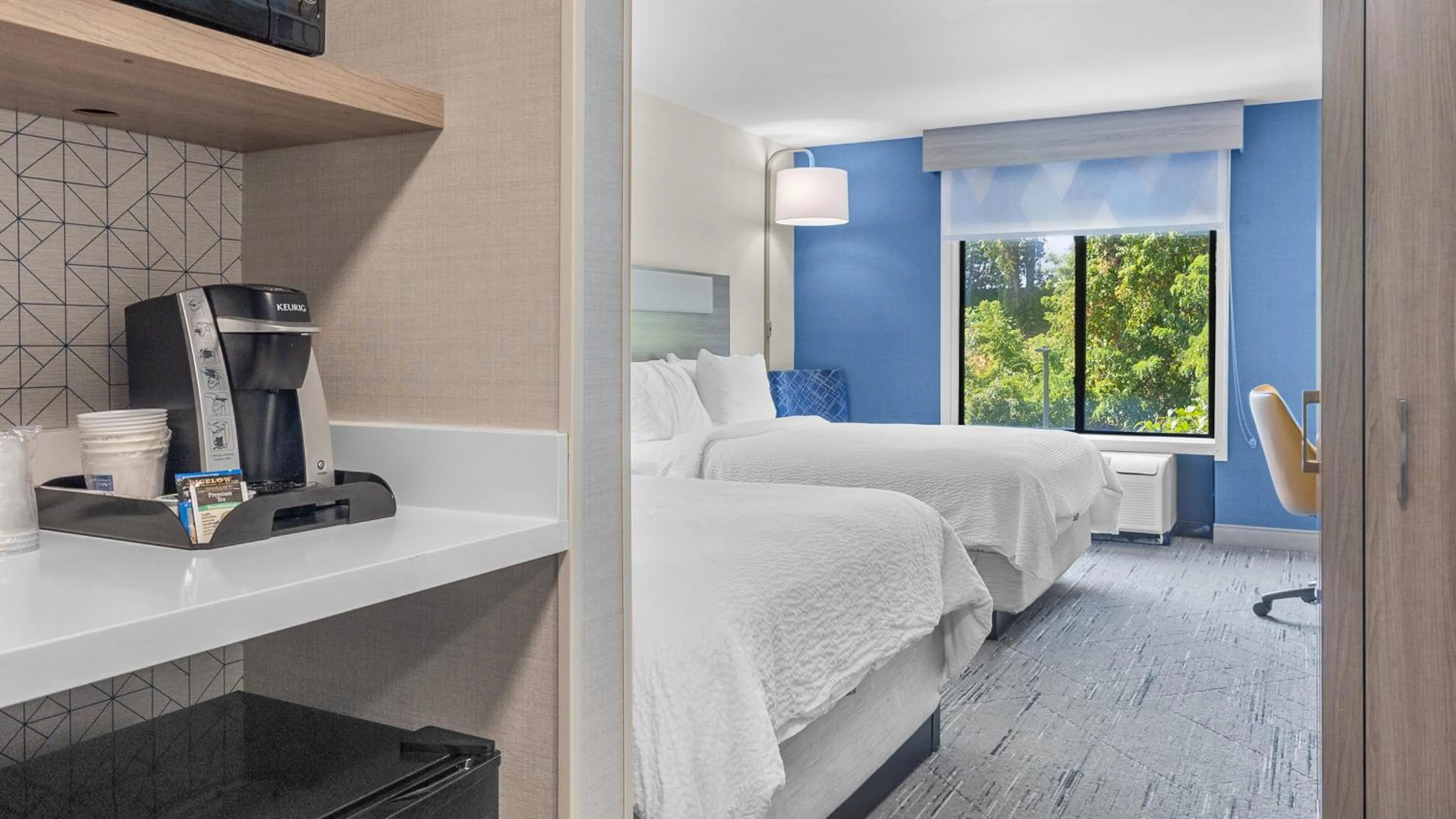 Photo of the whole room, Bed in Holiday Inn Express Hotel & Suites Manchester - Airport by IHG