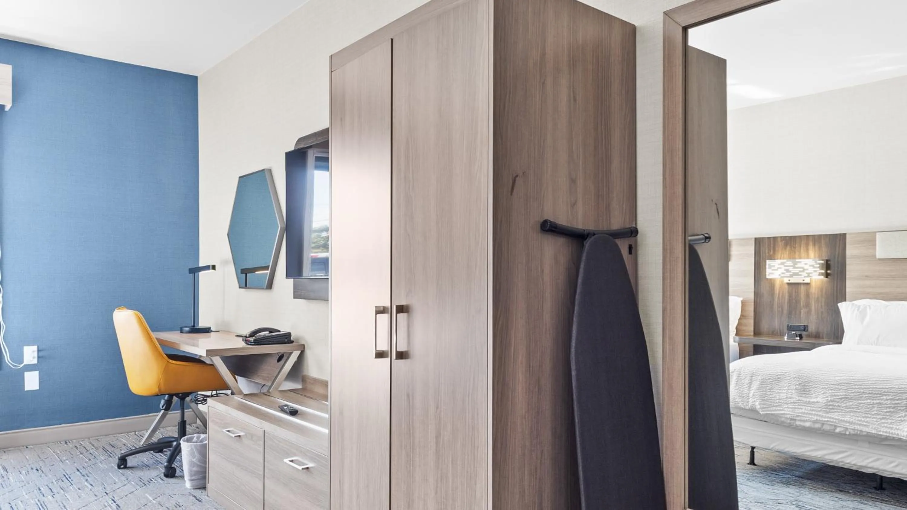 Photo of the whole room, Bed in Holiday Inn Express Hotel & Suites Manchester - Airport by IHG