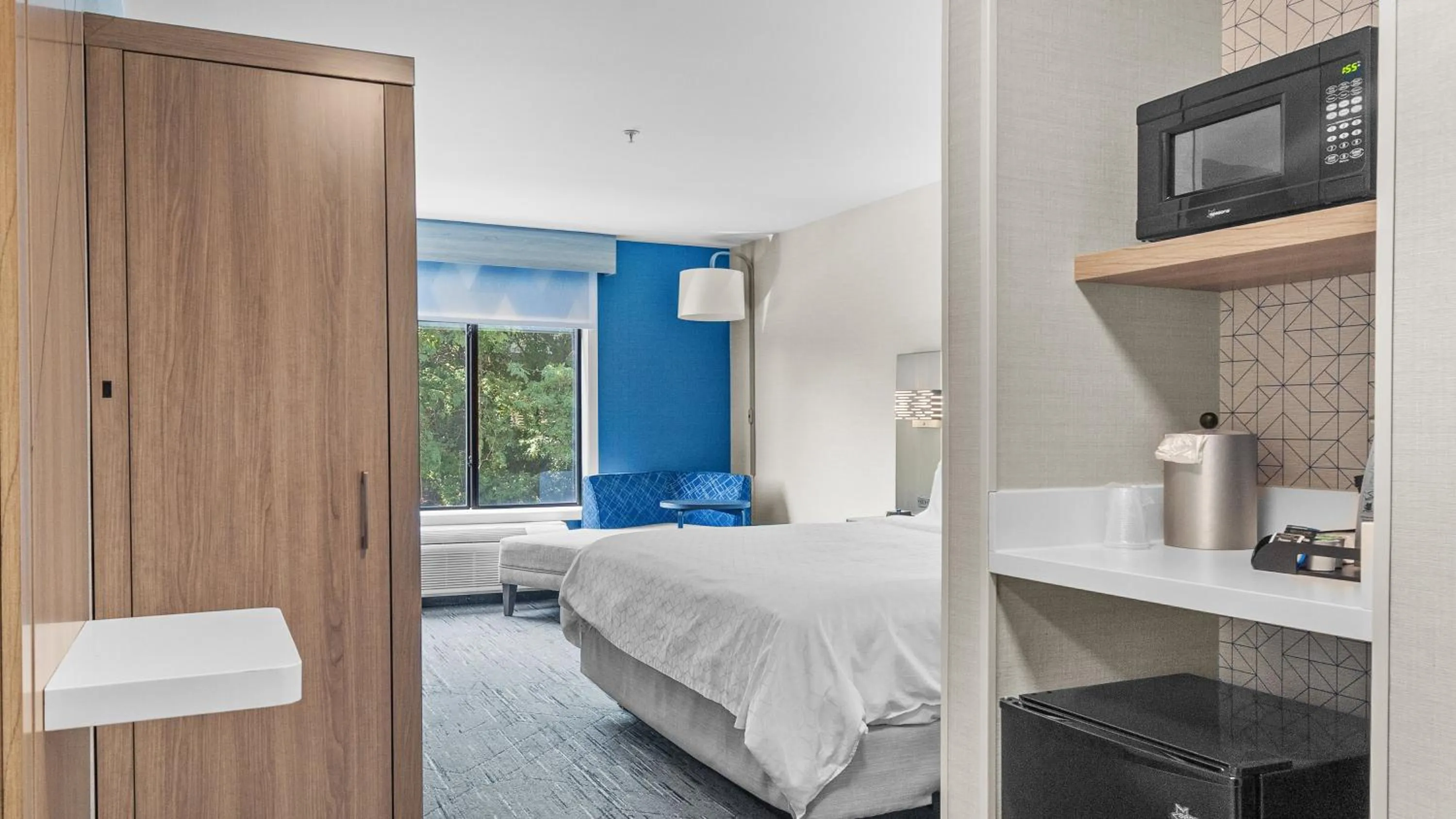 Photo of the whole room, Bed in Holiday Inn Express Hotel & Suites Manchester - Airport by IHG