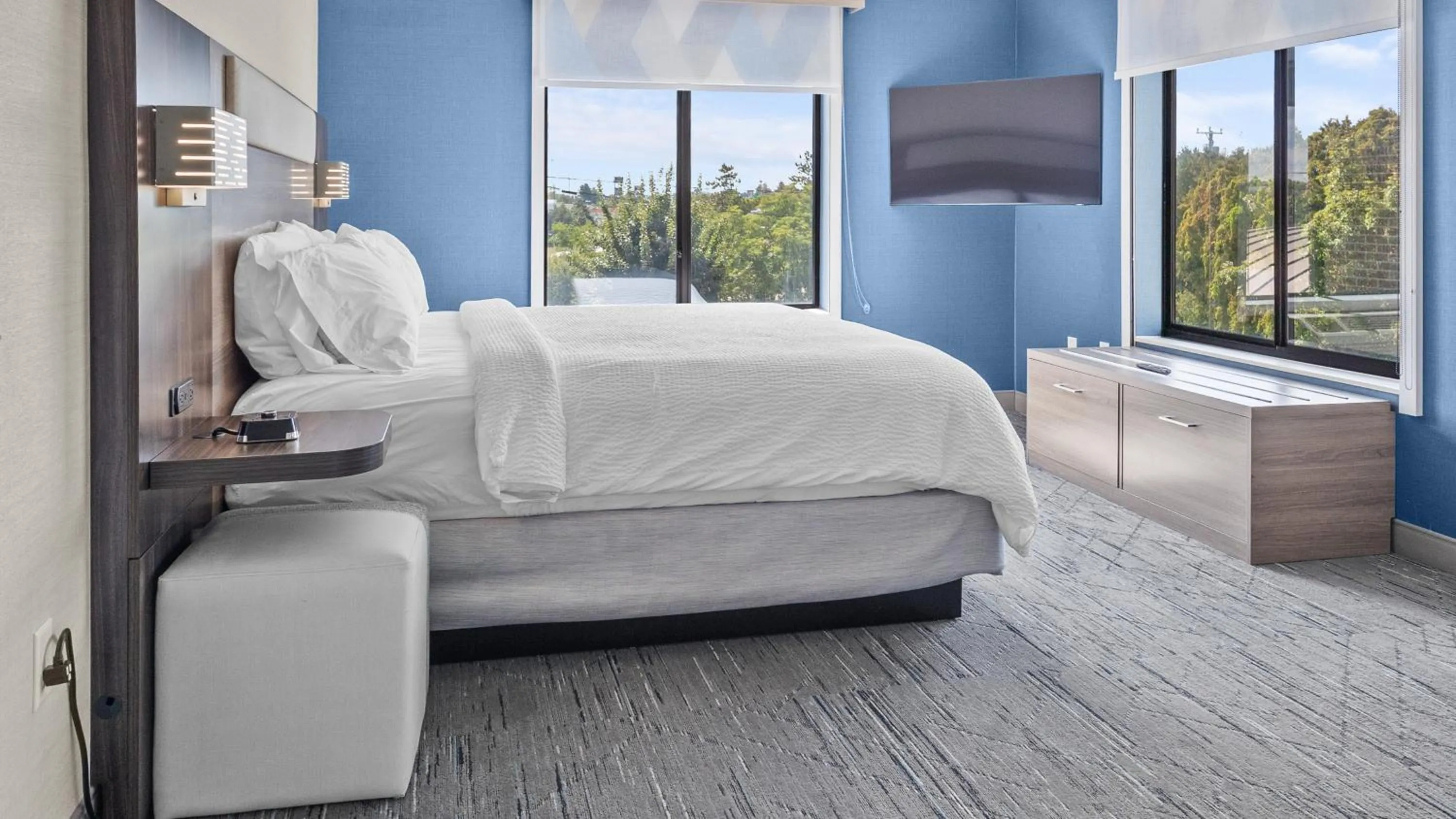 Photo of the whole room, Bed in Holiday Inn Express Hotel & Suites Manchester - Airport by IHG