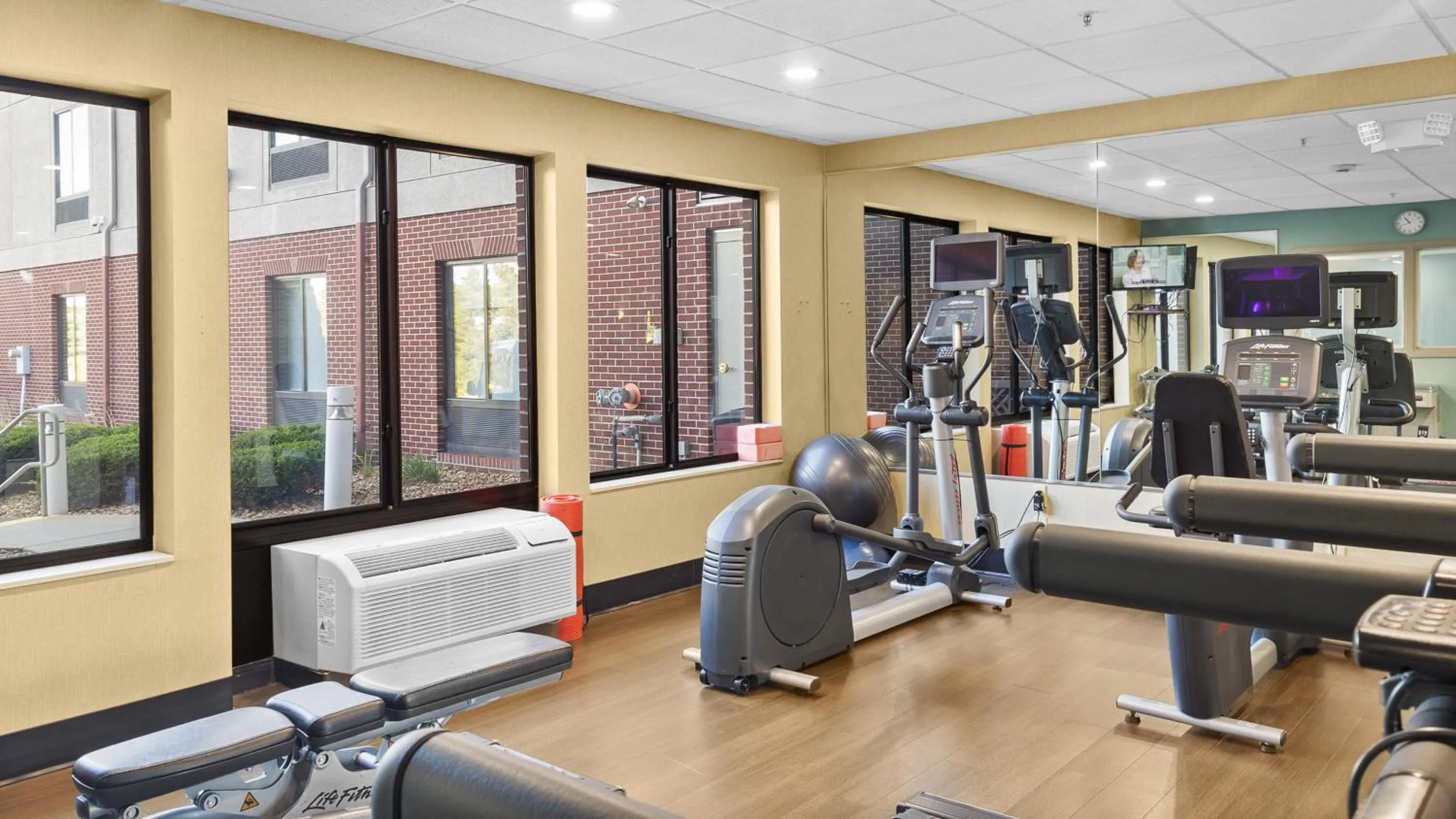 Fitness centre/facilities in Holiday Inn Express Hotel & Suites Manchester - Airport by IHG