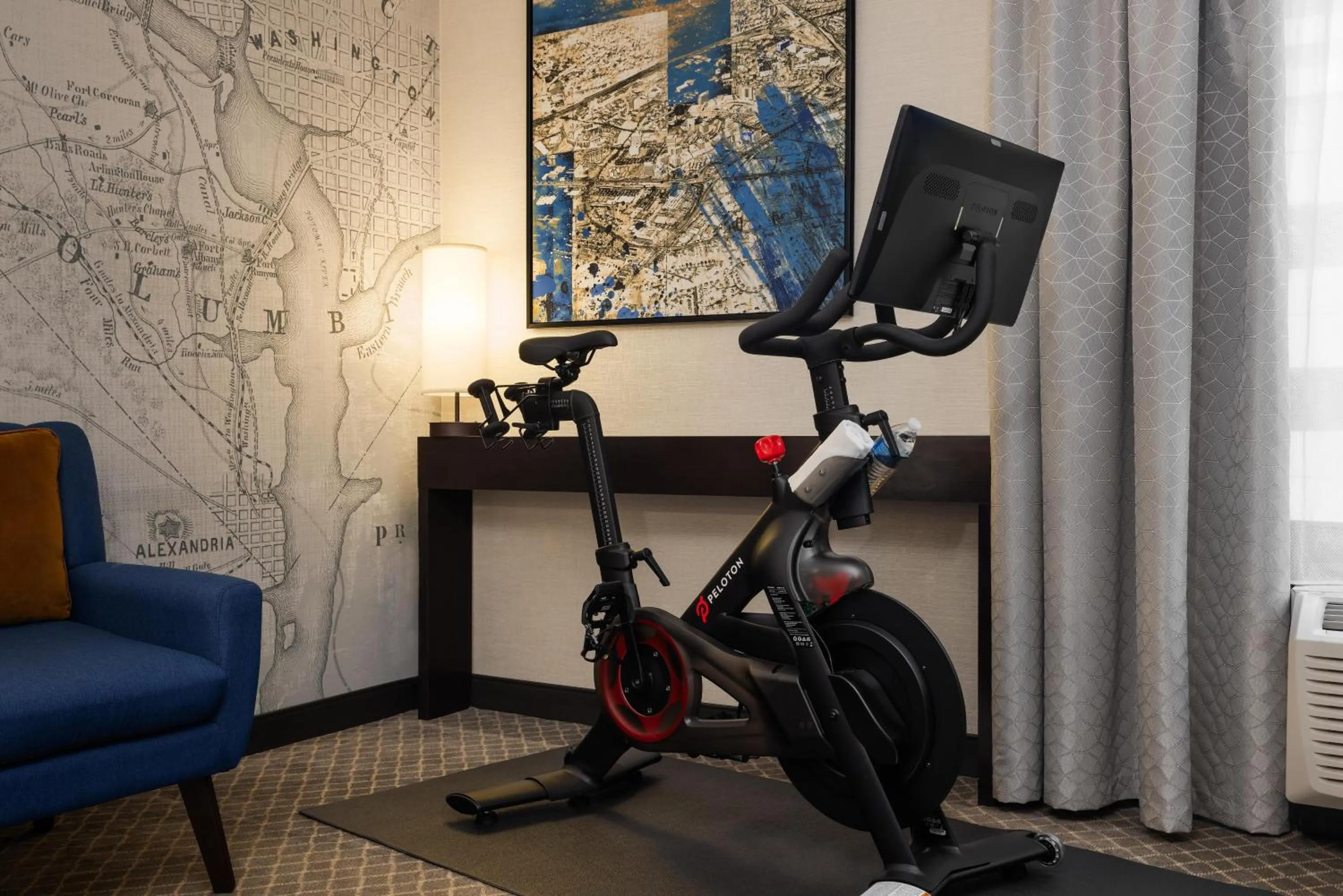 Living room in DoubleTree by Hilton McLean Tysons