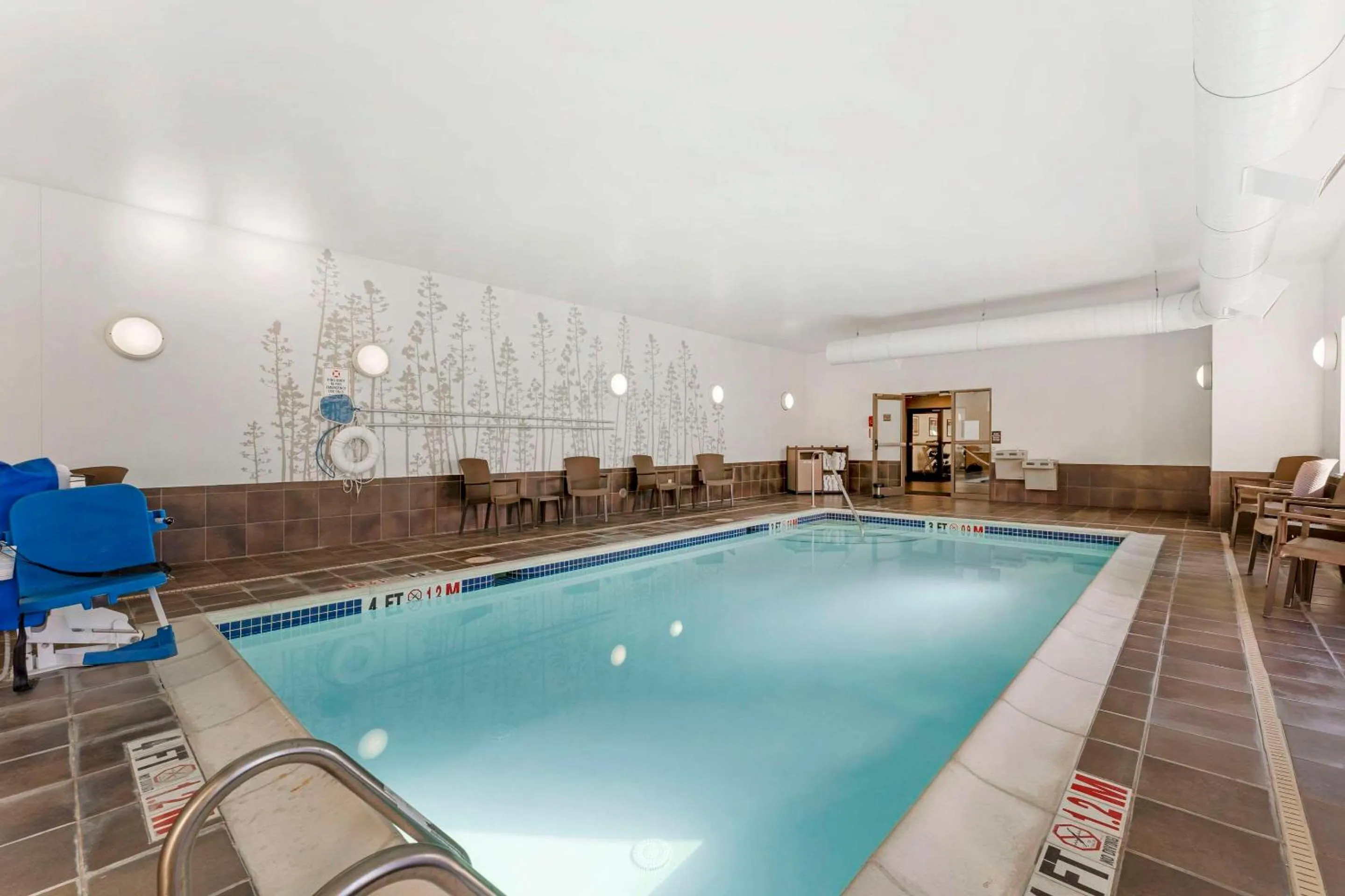 Swimming pool in Sleep Inn & Suites Cumberland