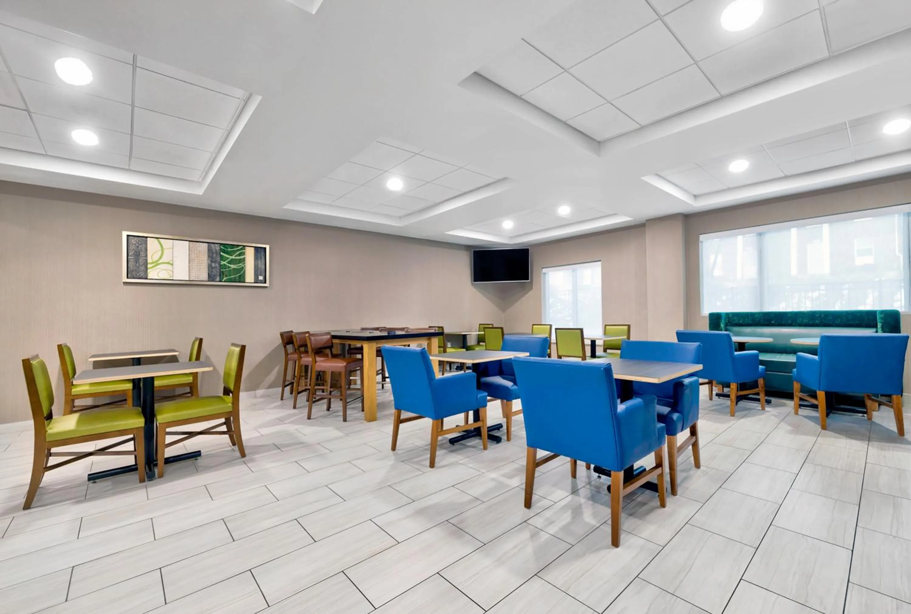 Breakfast in Holiday Inn Express Hotel & Suites Kansas City - Grandview by IHG