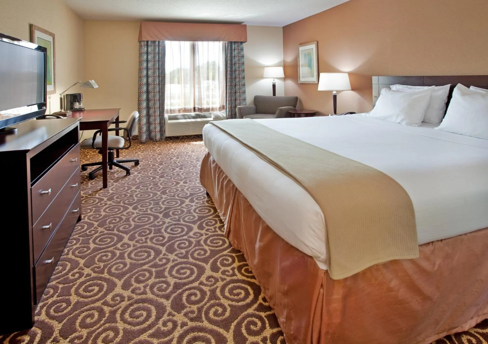 Photo of the whole room, Bed in Holiday Inn Express Hotel & Suites Kansas City - Grandview by IHG