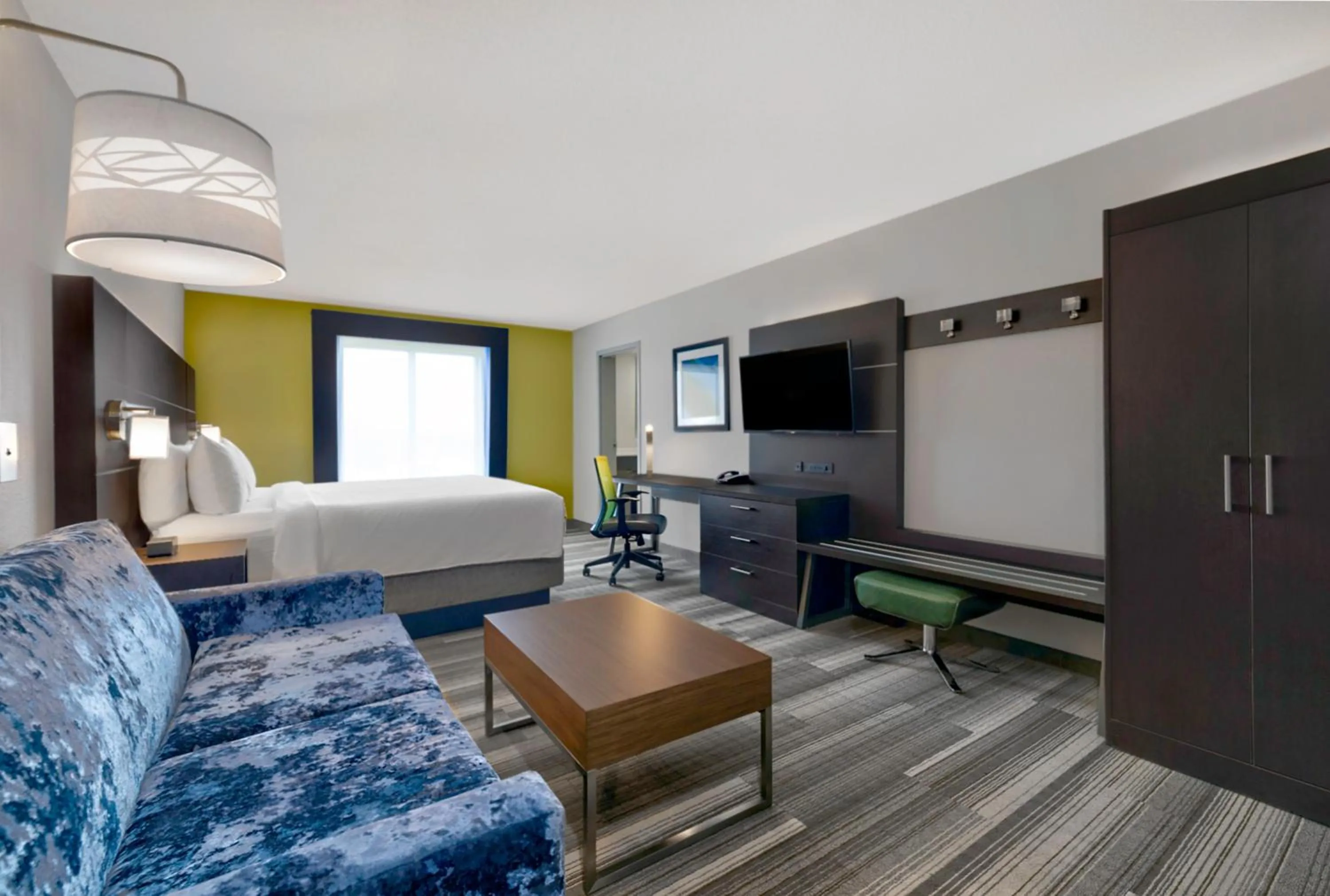 Photo of the whole room, Bed in Holiday Inn Express Hotel & Suites Kansas City - Grandview by IHG