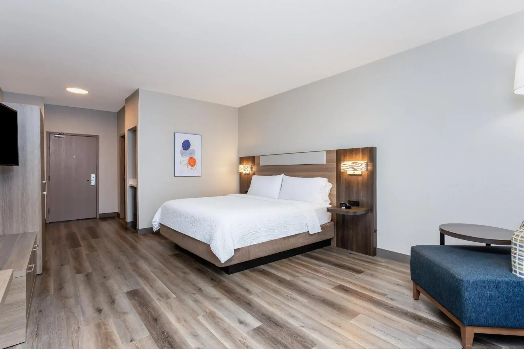 Standard King Room with Mobility Accessible Tub in Holiday Inn Express Hotel & Suites Jacksonville-Blount Island by IHG Standard King Room with Mobility Accessible Tub in Holiday Inn Express Hotel & Suites Jacksonville-Blount Island by IHG