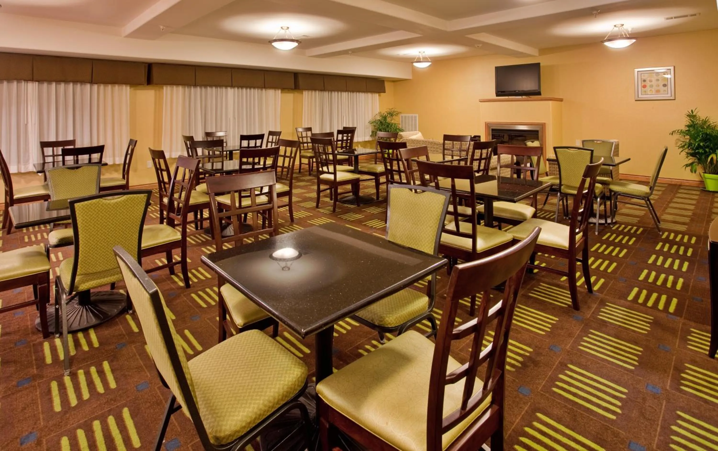 Breakfast in Holiday Inn Express Hotel & Suites Kansas City Sports Complex by IHG