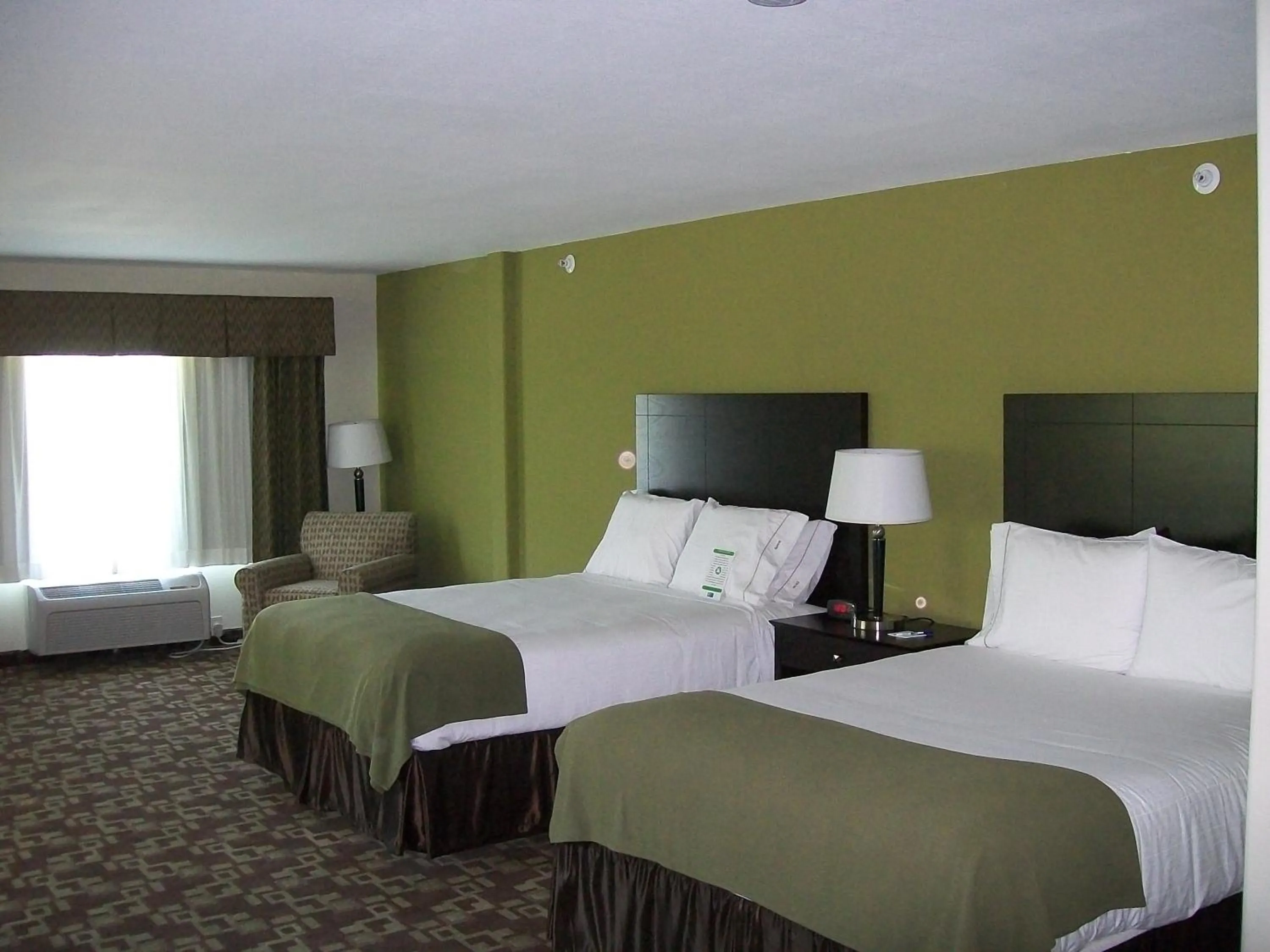 Bed in Holiday Inn Express Hotel & Suites Kansas City Sports Complex by IHG