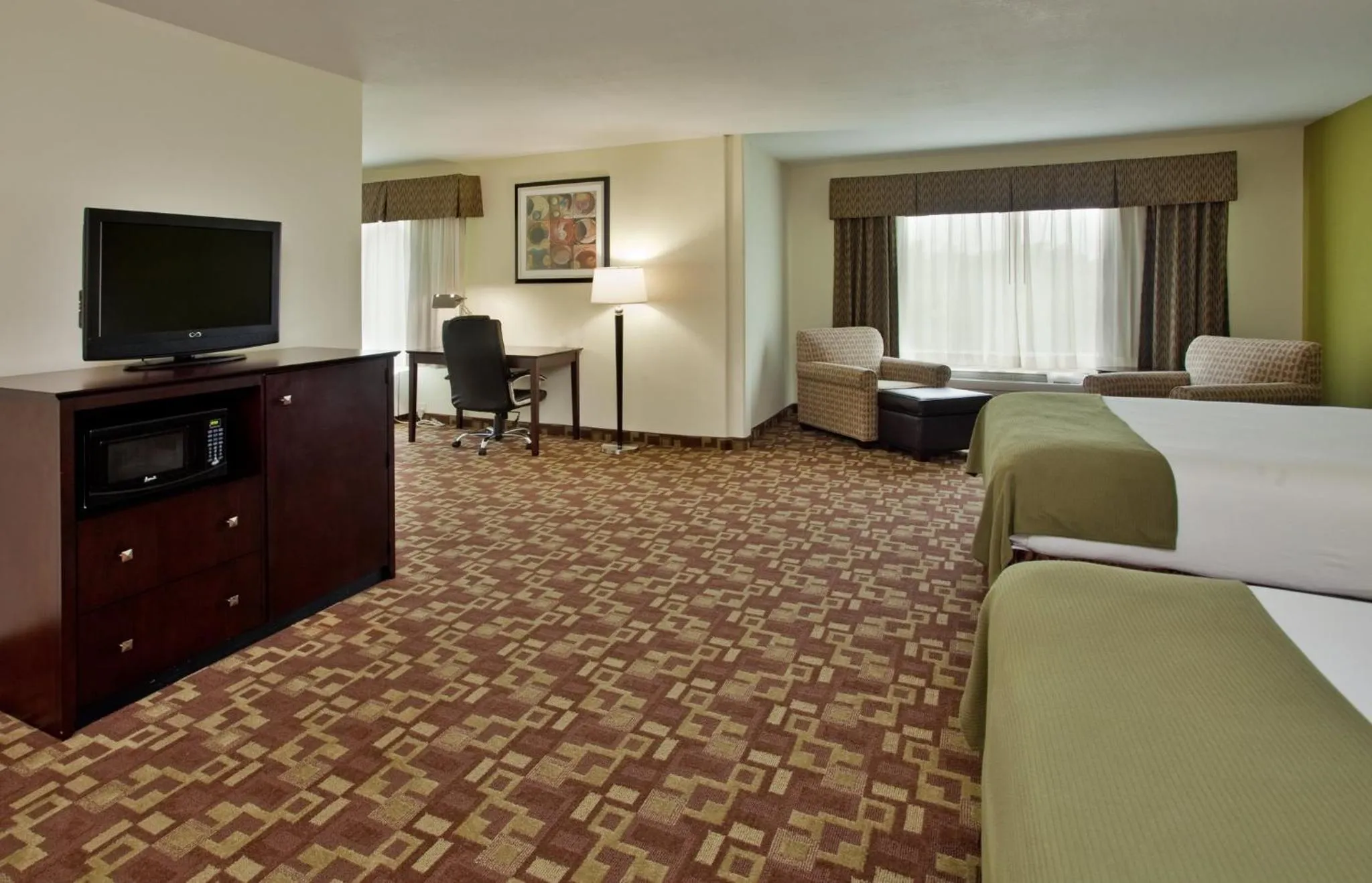 Photo of the whole room in Holiday Inn Express Hotel & Suites Kansas City Sports Complex by IHG