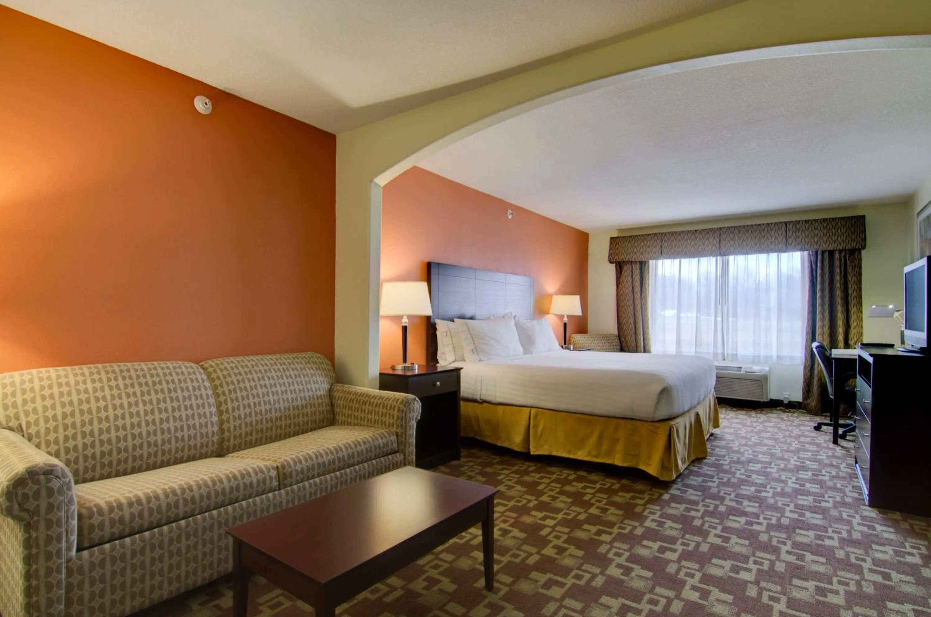 Photo of the whole room, Bed in Holiday Inn Express Hotel & Suites Kansas City Sports Complex by IHG