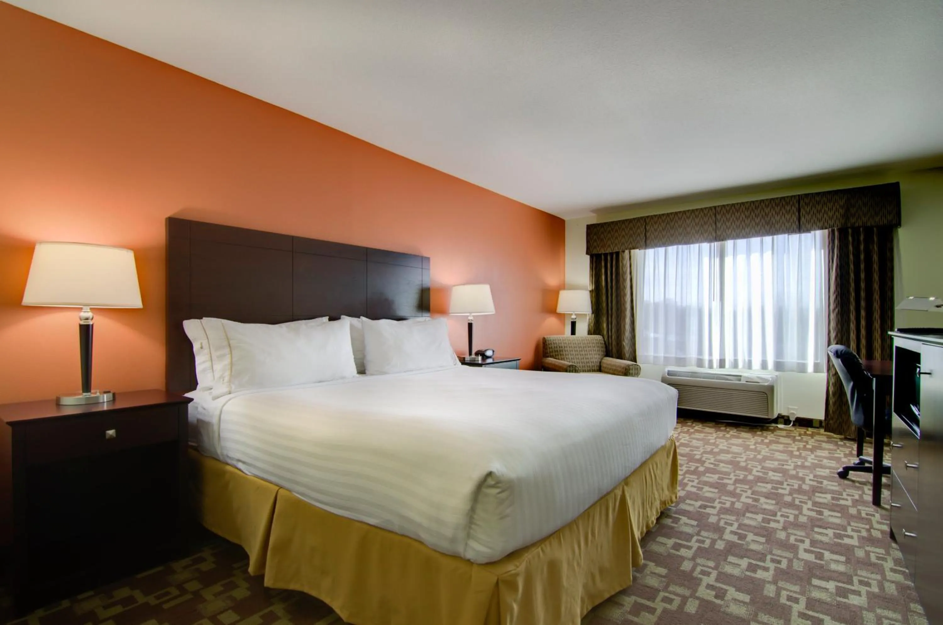 Photo of the whole room, Bed in Holiday Inn Express Hotel & Suites Kansas City Sports Complex by IHG
