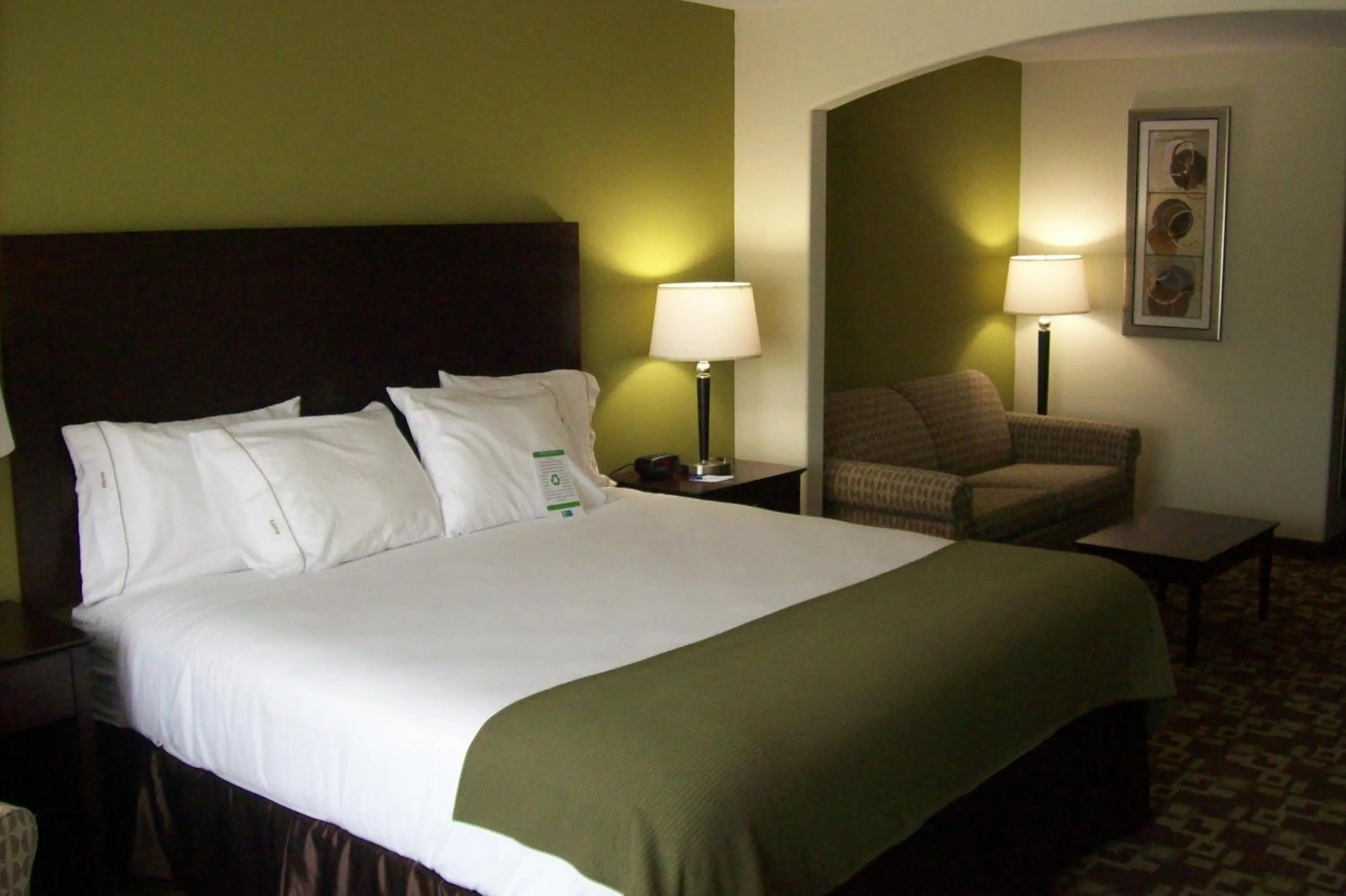 Bed in Holiday Inn Express Hotel & Suites Kansas City Sports Complex by IHG