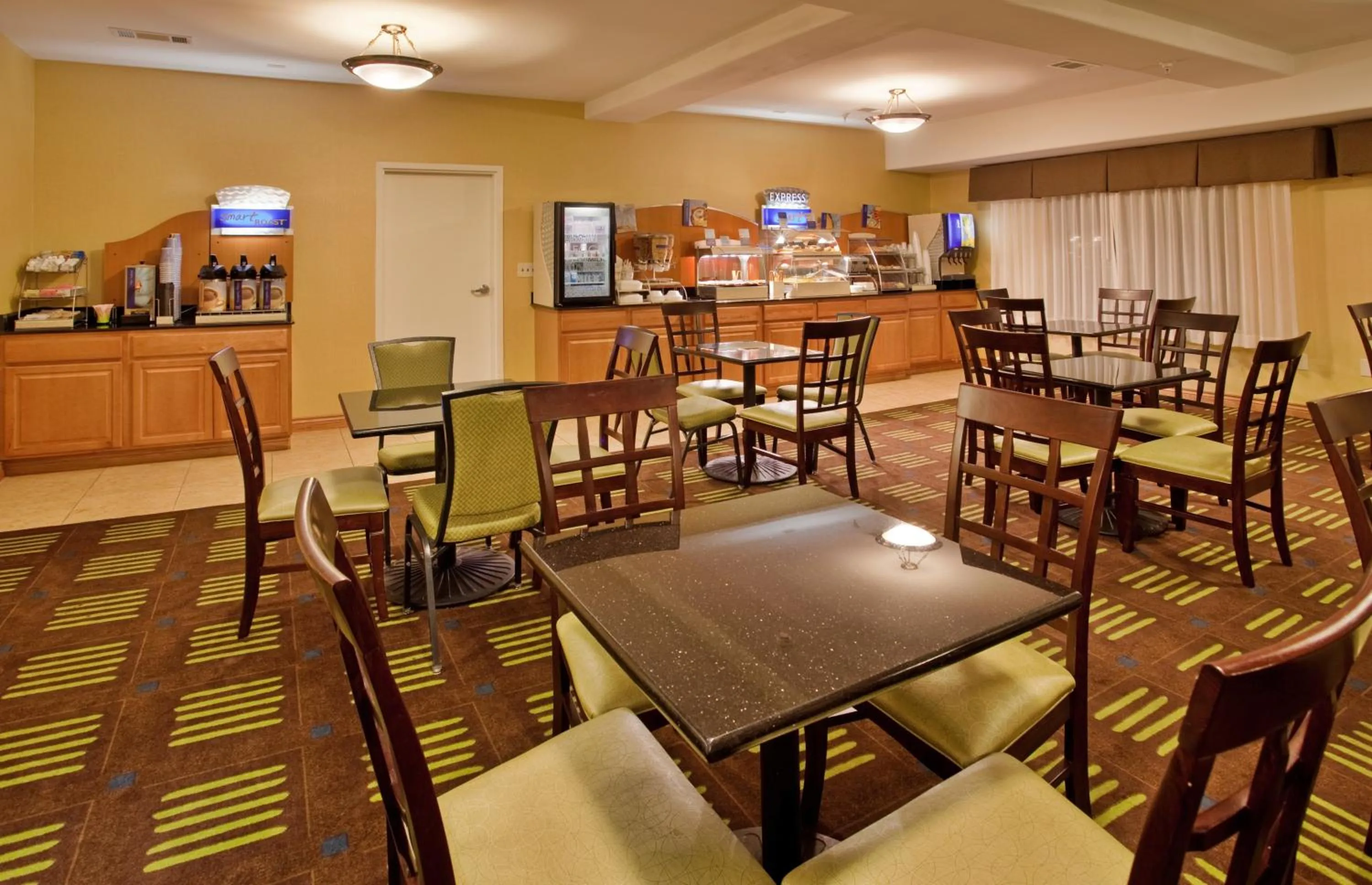 Breakfast in Holiday Inn Express Hotel & Suites Kansas City Sports Complex by IHG