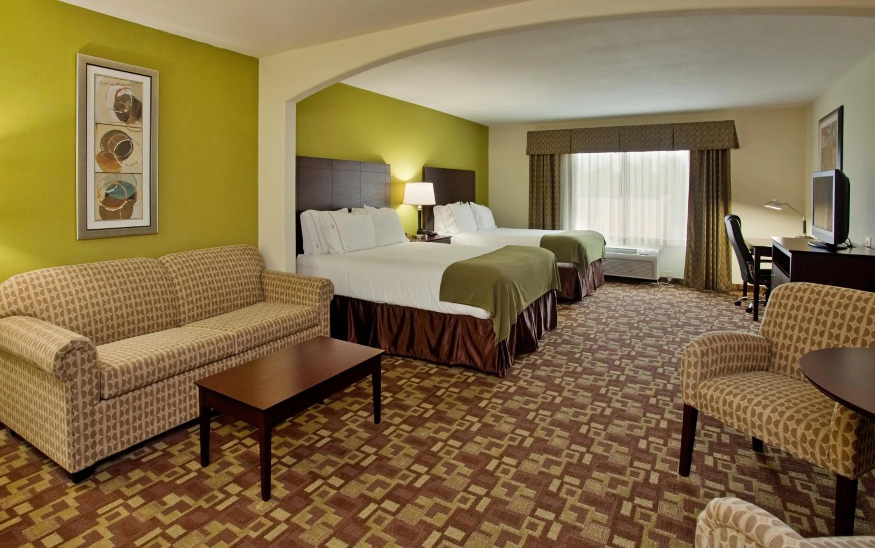 Photo of the whole room, Bed in Holiday Inn Express Hotel & Suites Kansas City Sports Complex by IHG