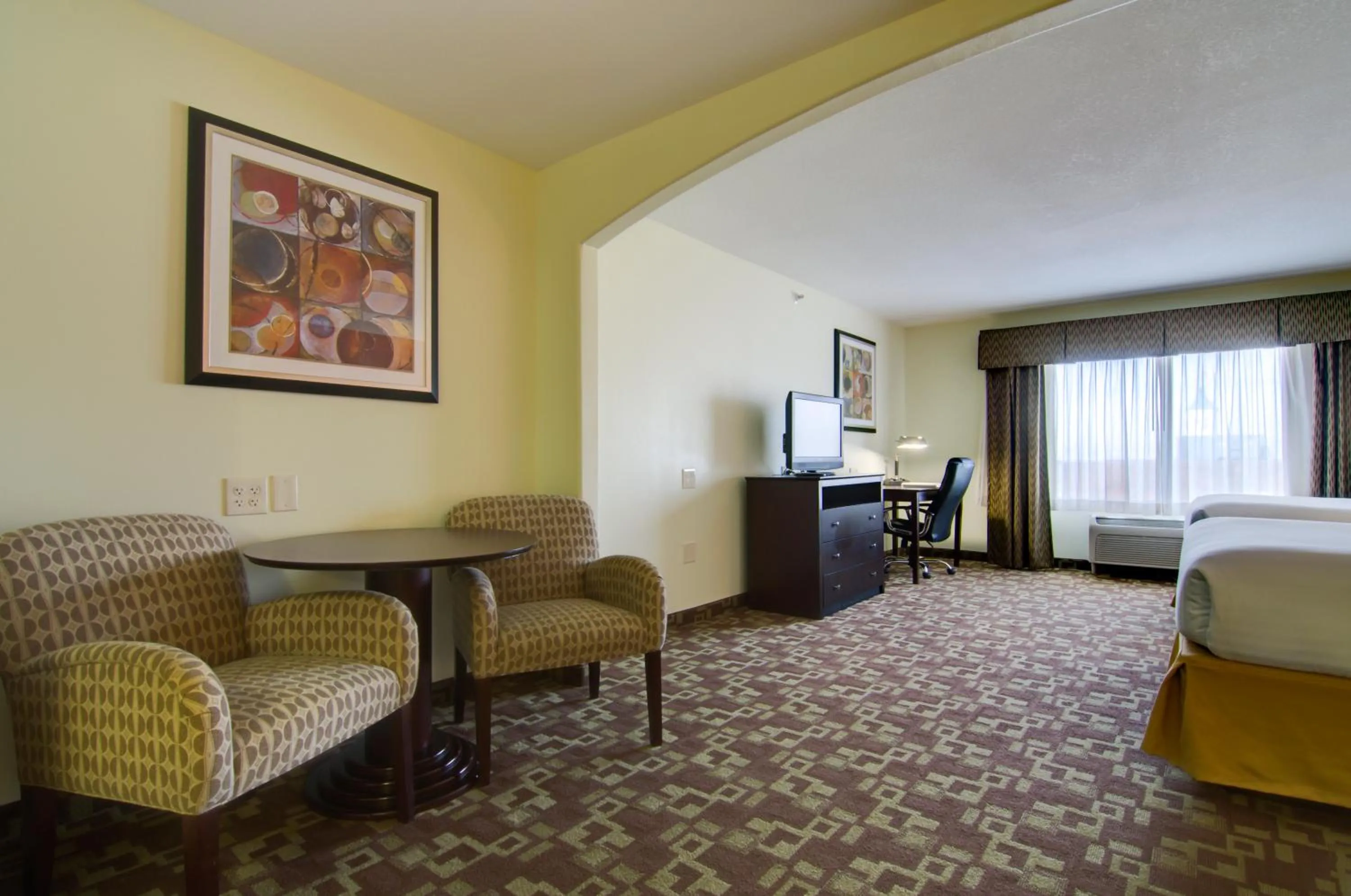 Photo of the whole room, Bed in Holiday Inn Express Hotel & Suites Kansas City Sports Complex by IHG