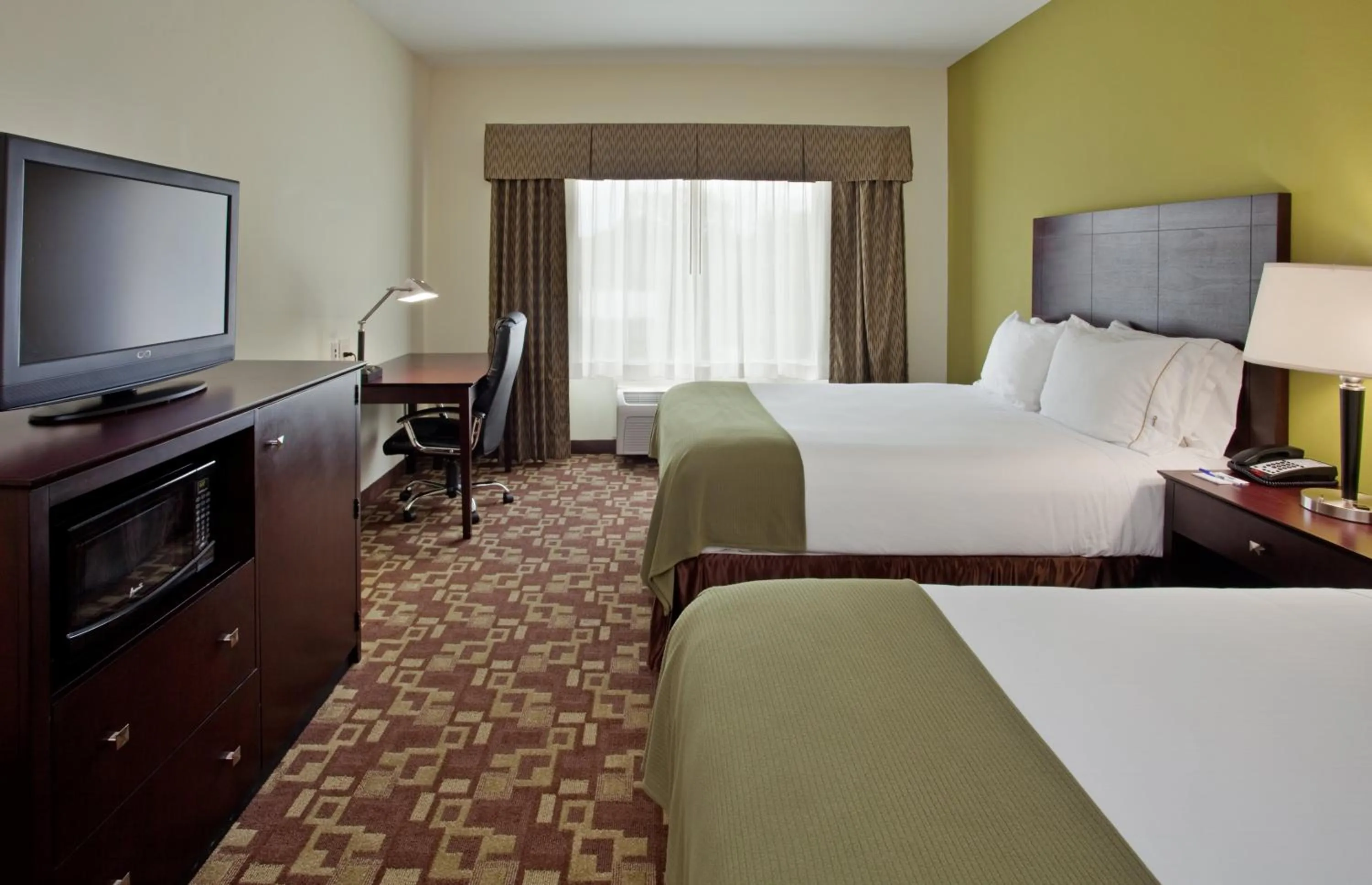 Photo of the whole room, Bed in Holiday Inn Express Hotel & Suites Kansas City Sports Complex by IHG