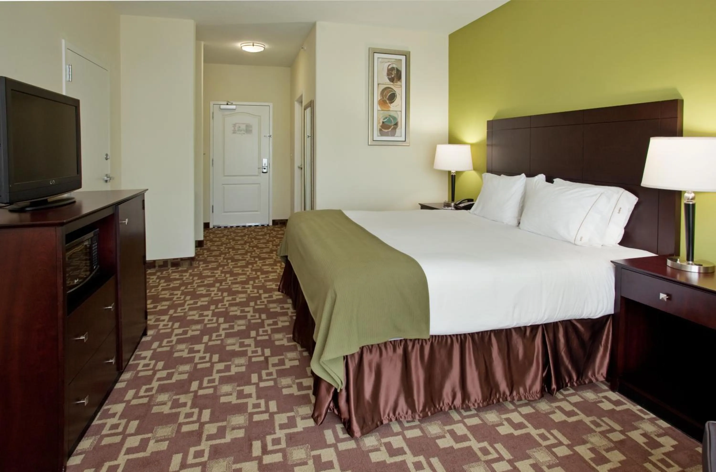 Photo of the whole room, Bed in Holiday Inn Express Hotel & Suites Kansas City Sports Complex by IHG