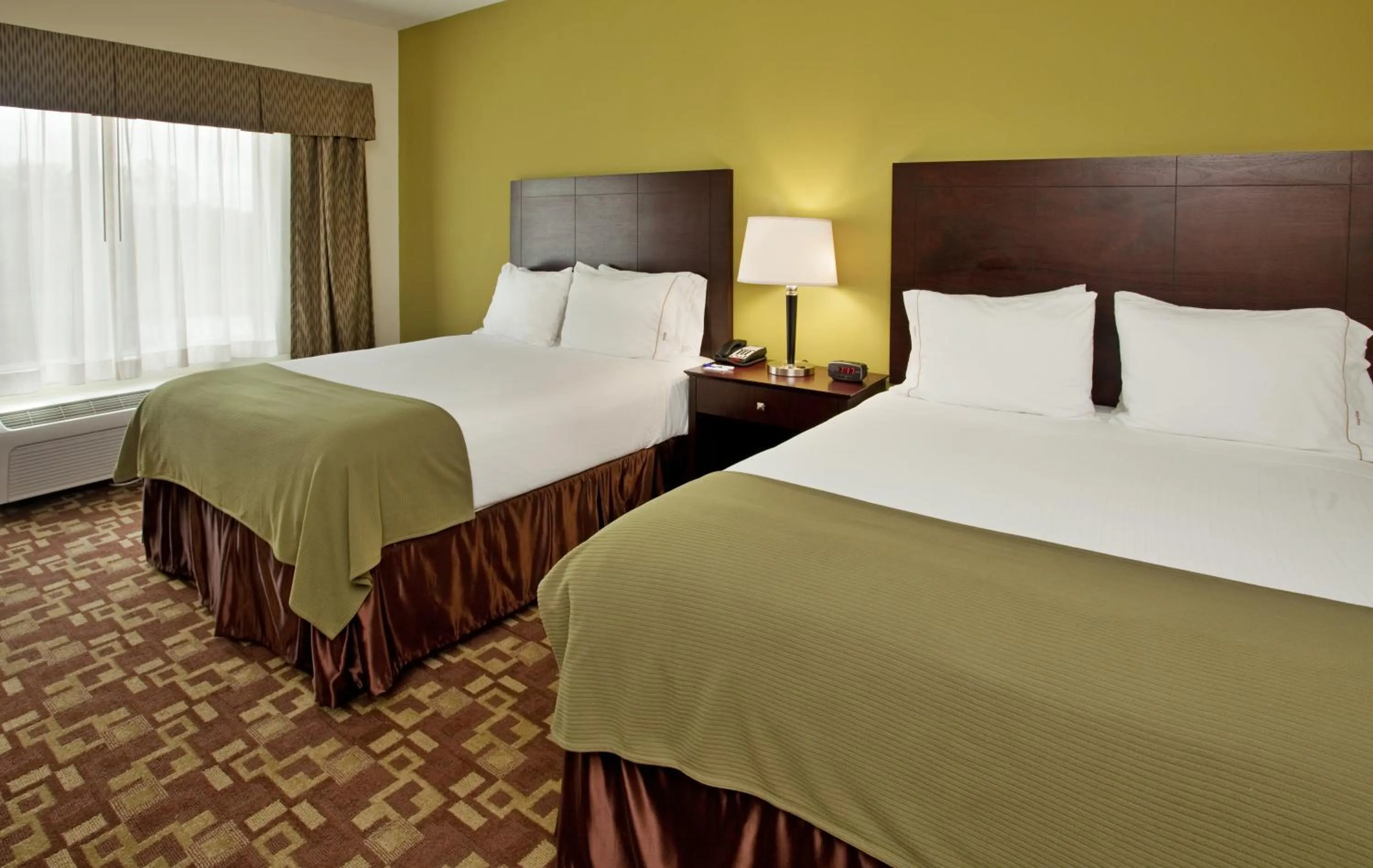 Bed in Holiday Inn Express Hotel & Suites Kansas City Sports Complex by IHG
