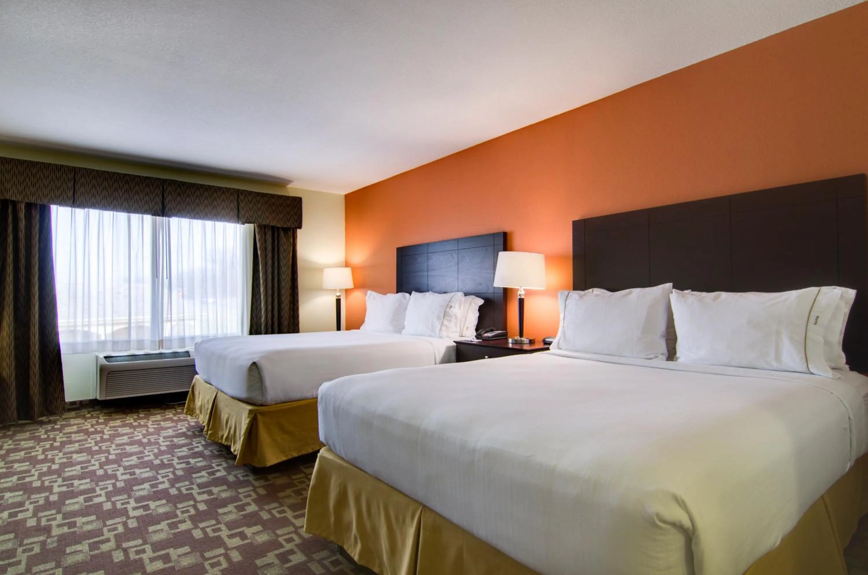 Photo of the whole room, Bed in Holiday Inn Express Hotel & Suites Kansas City Sports Complex by IHG