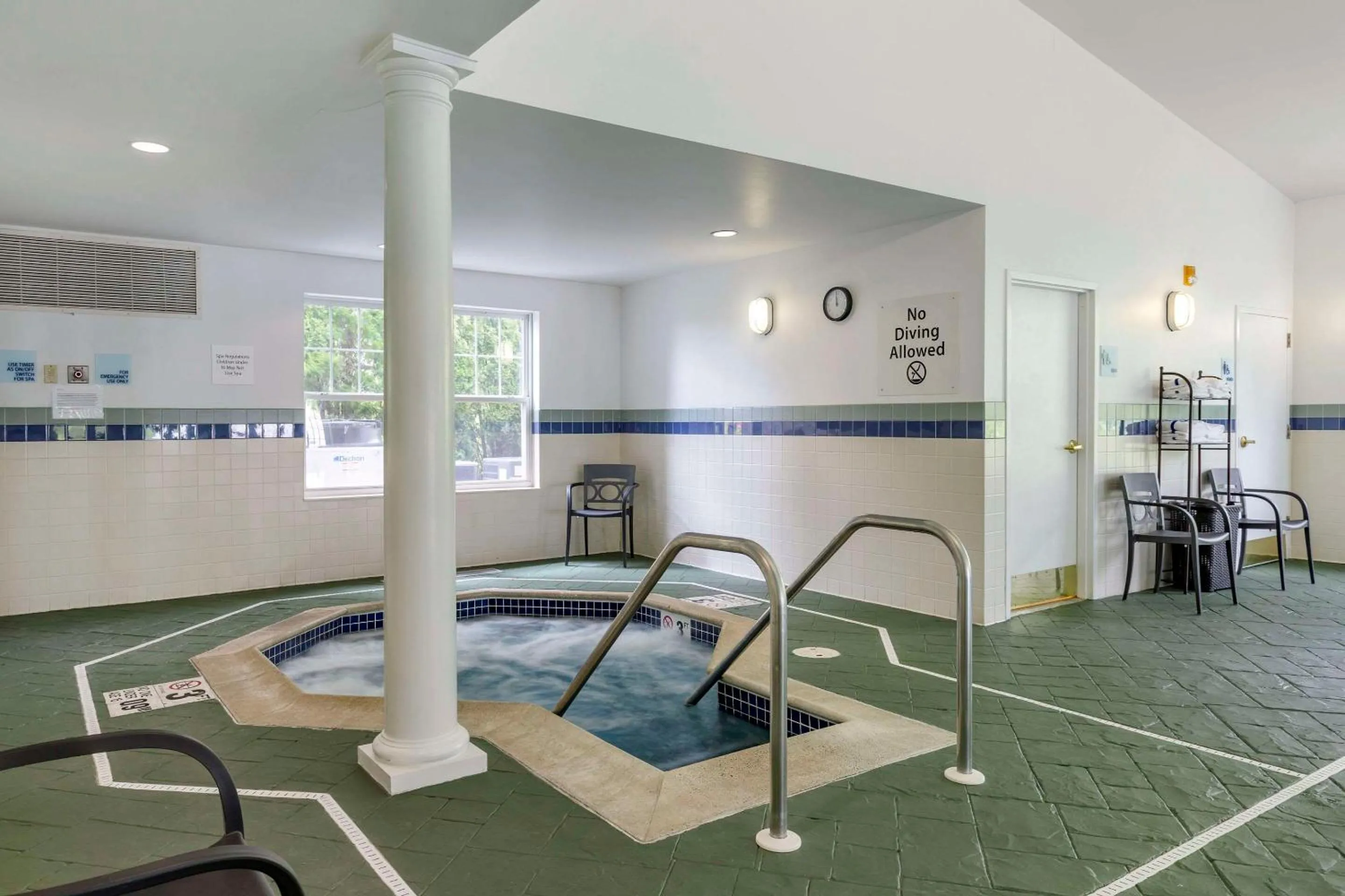 Swimming pool in Comfort Inn & Suites