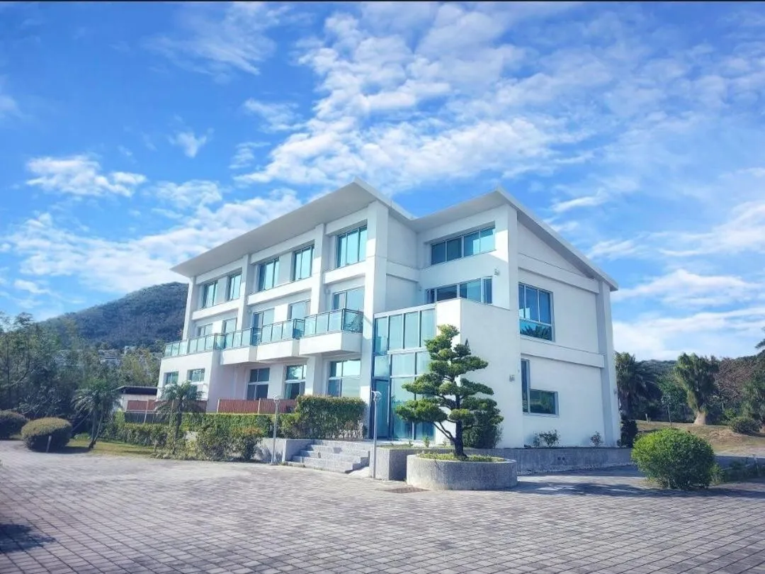 Property building in 墾丁椰林 海灘文旅
