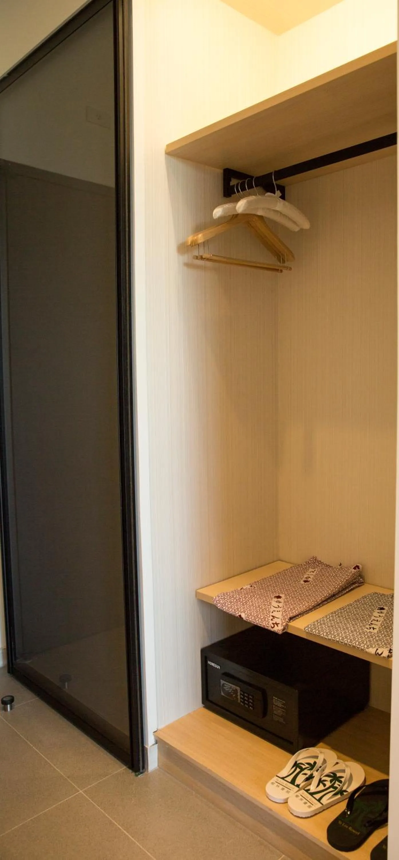 wardrobe in 墾丁椰林 海灘文旅