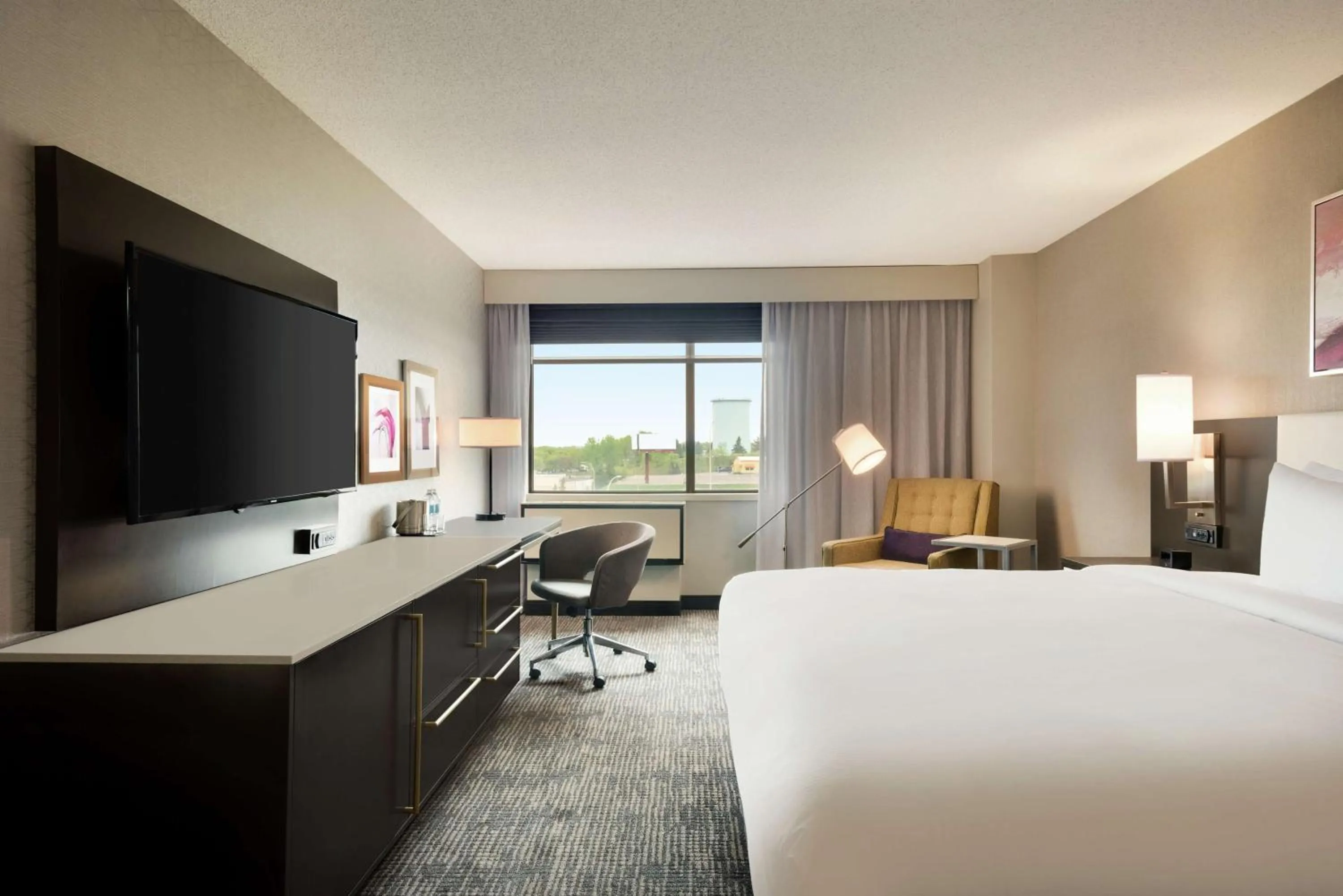 Bedroom, Bed in DoubleTree by Hilton St. Paul, MN