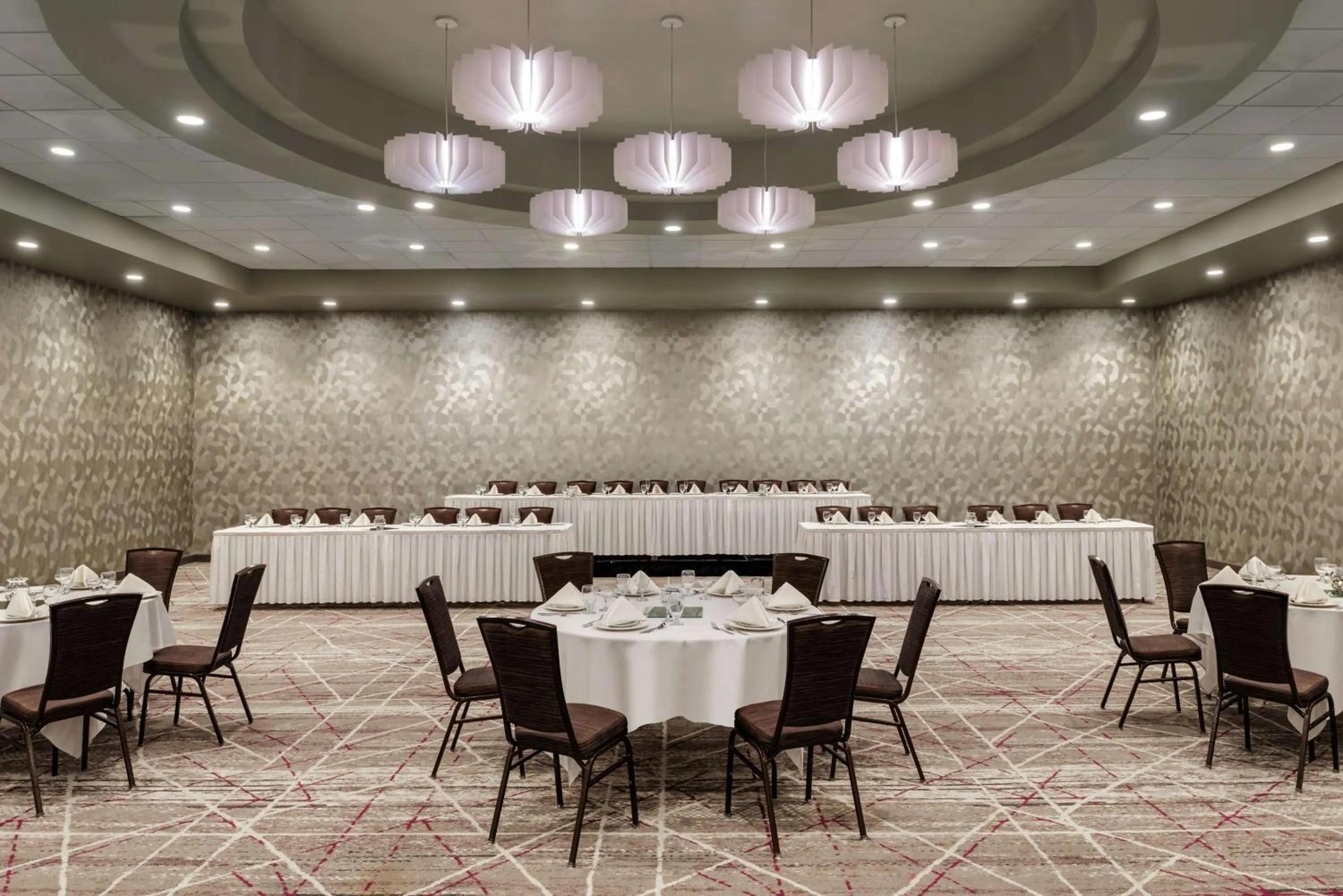 Meeting/conference room in DoubleTree by Hilton St. Paul, MN