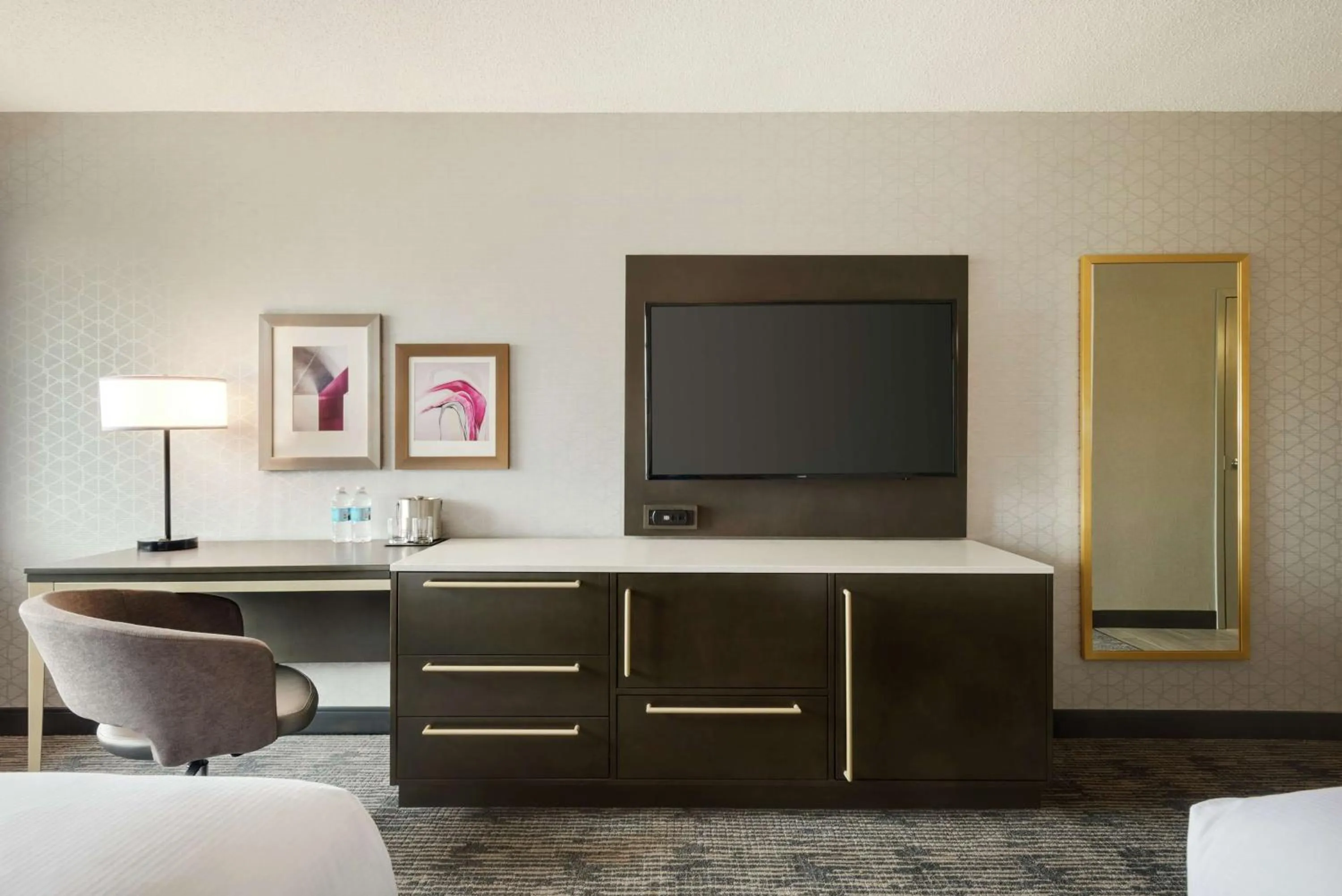 Bedroom in DoubleTree by Hilton St. Paul, MN