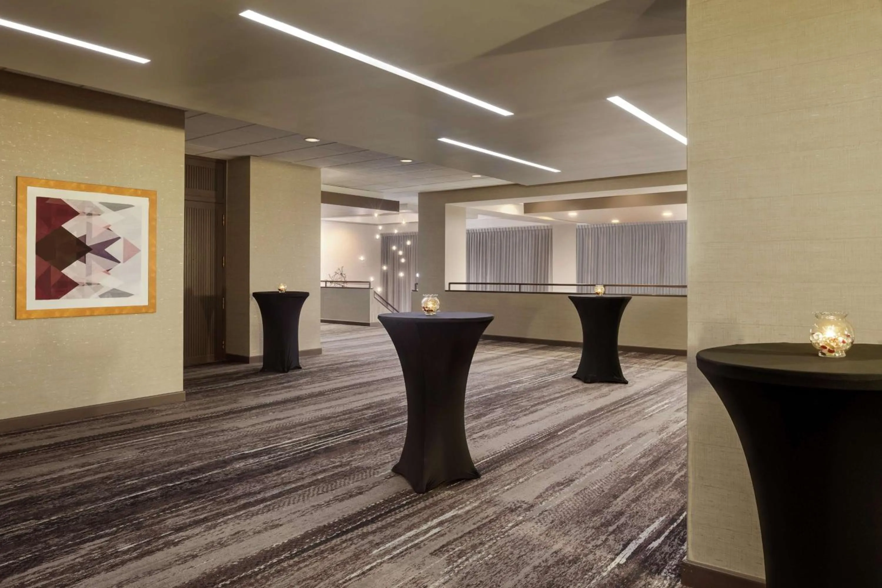 Property building in DoubleTree by Hilton St. Paul, MN