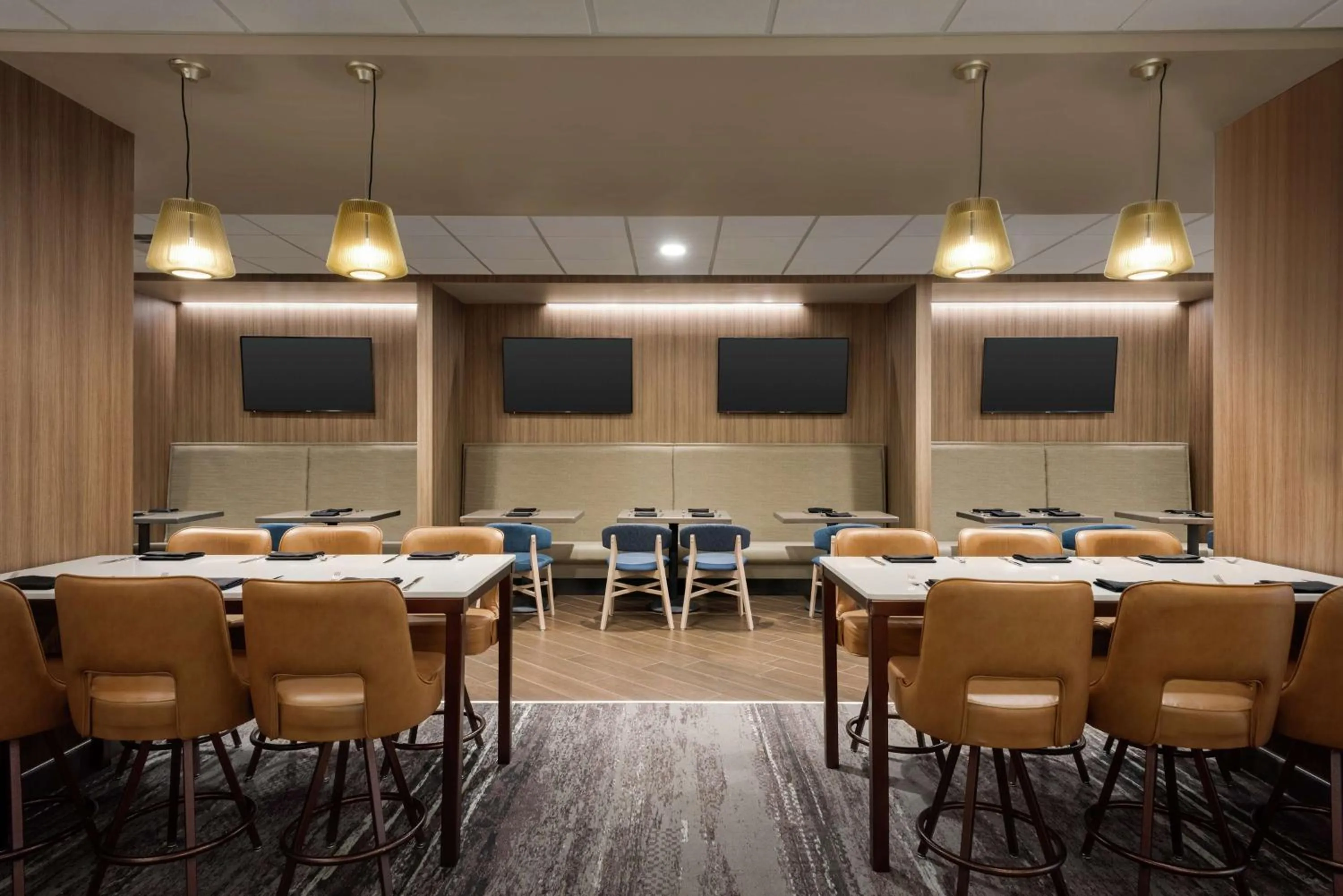 Lounge or bar in DoubleTree by Hilton St. Paul, MN