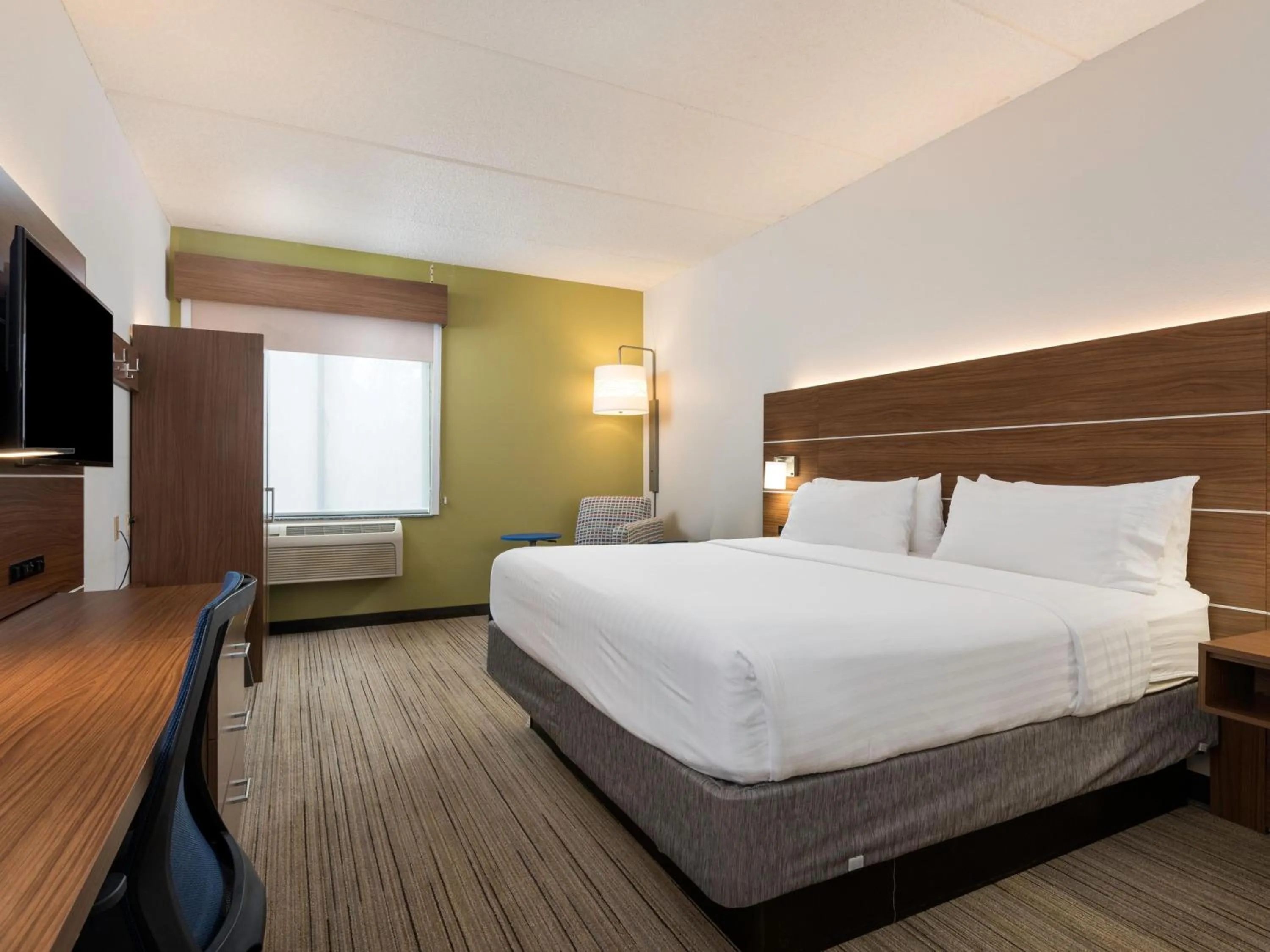 Bedroom, Bed in Holiday Inn Express & Suites Charlotte Arpt-Belmont by IHG