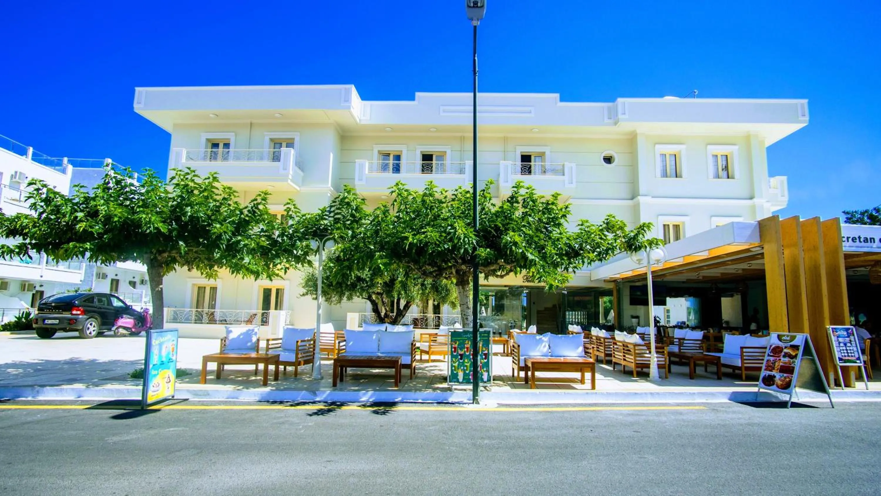 Facade/entrance in Pela Sofia