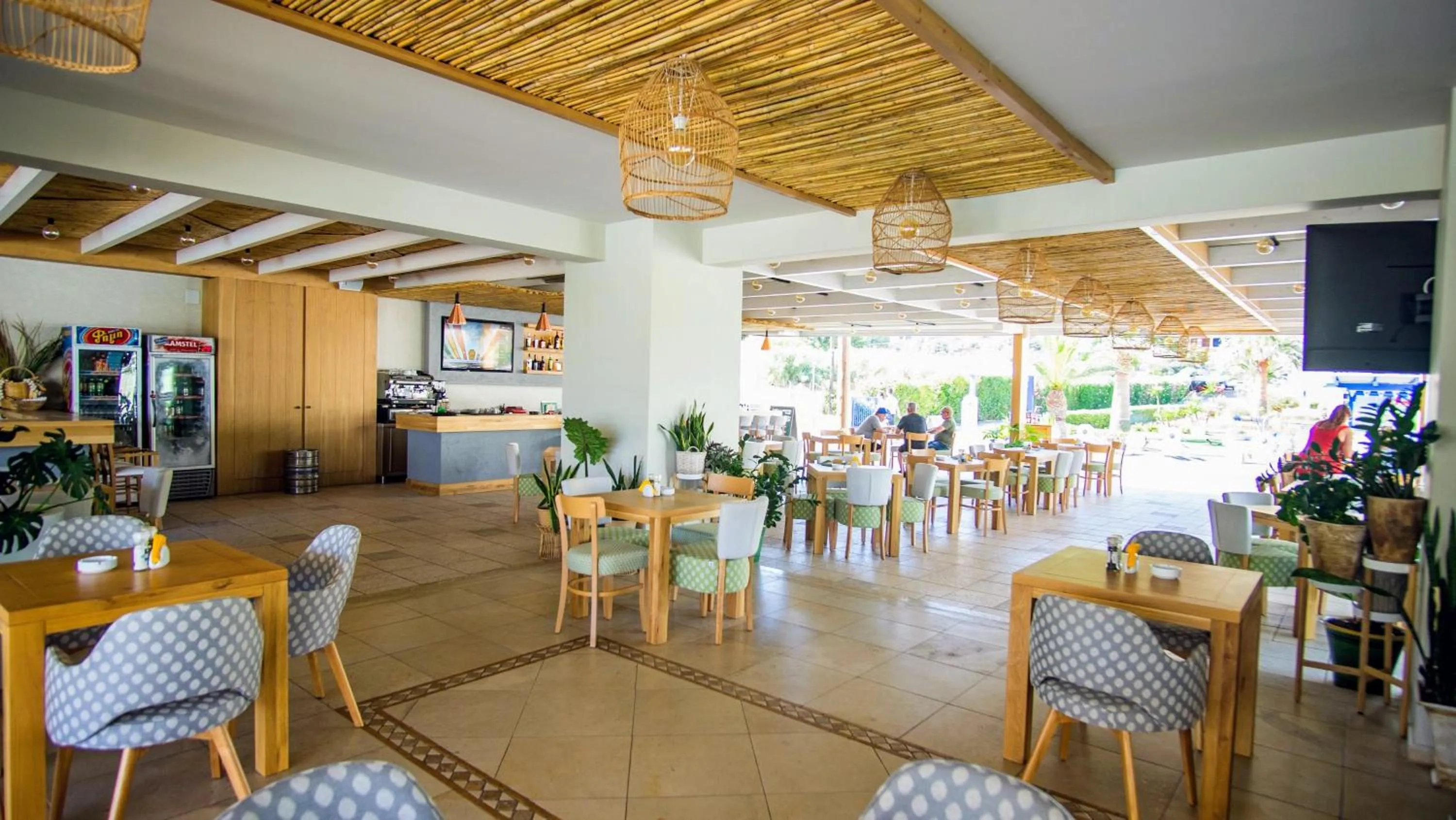 Restaurant/places to eat in Pela Sofia