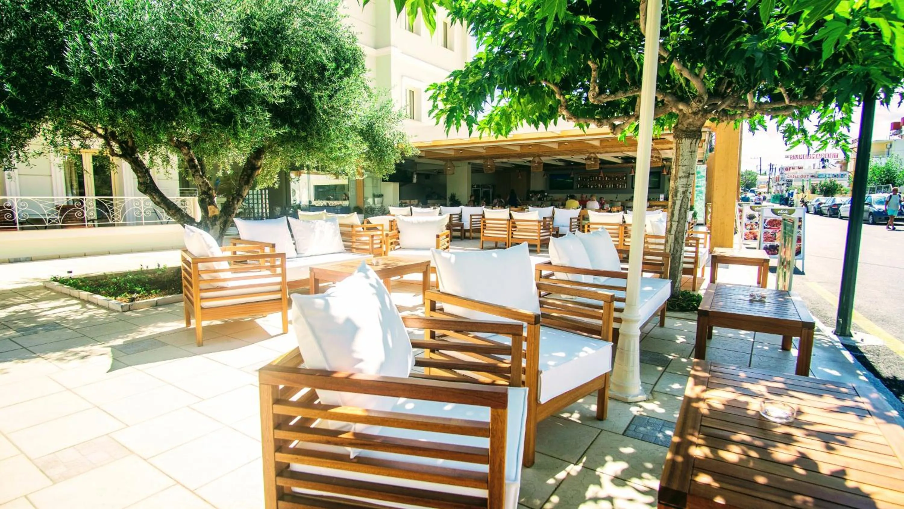 Facade/entrance in Pela Sofia