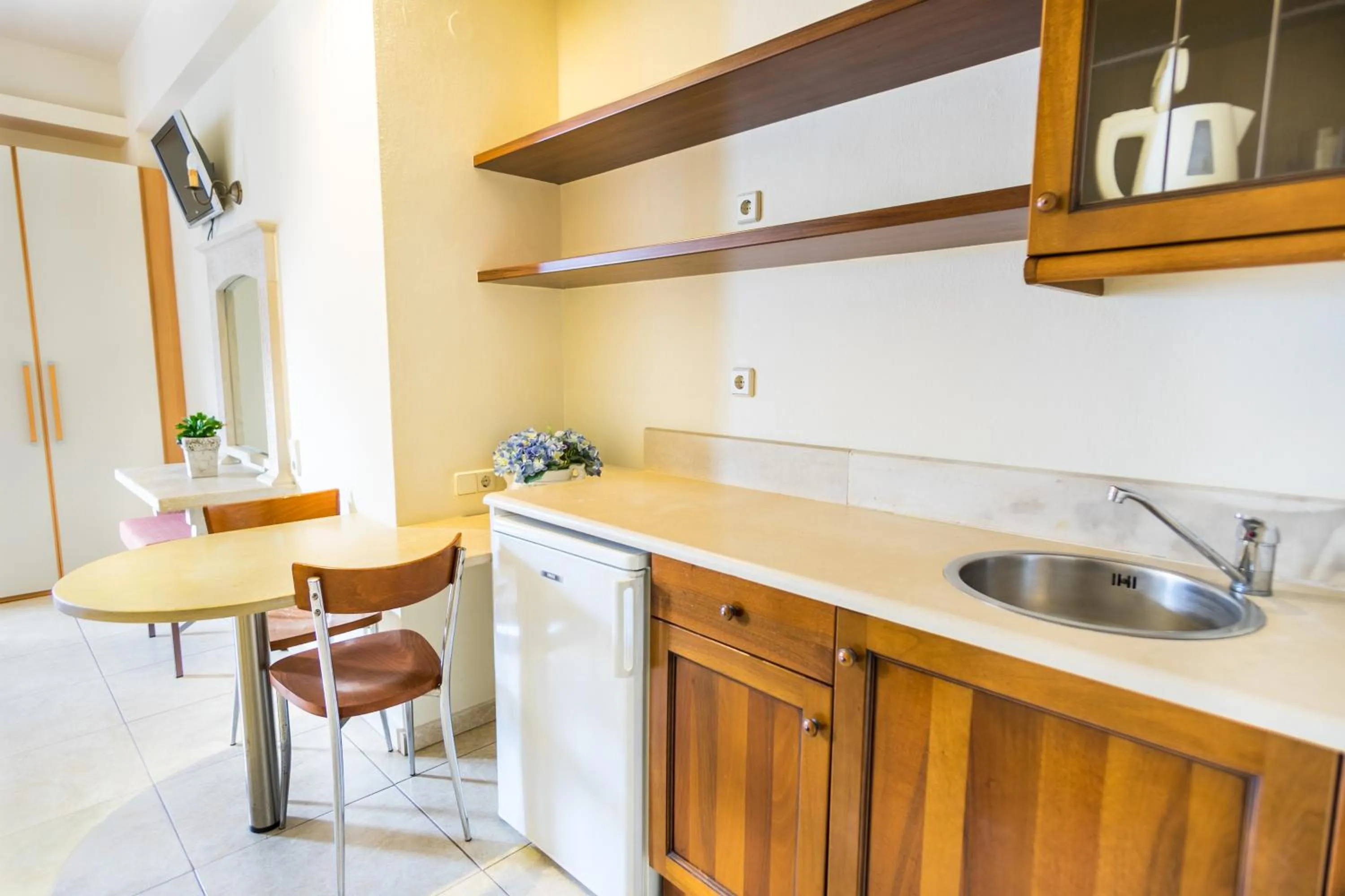 Kitchen or kitchenette in Pela Sofia