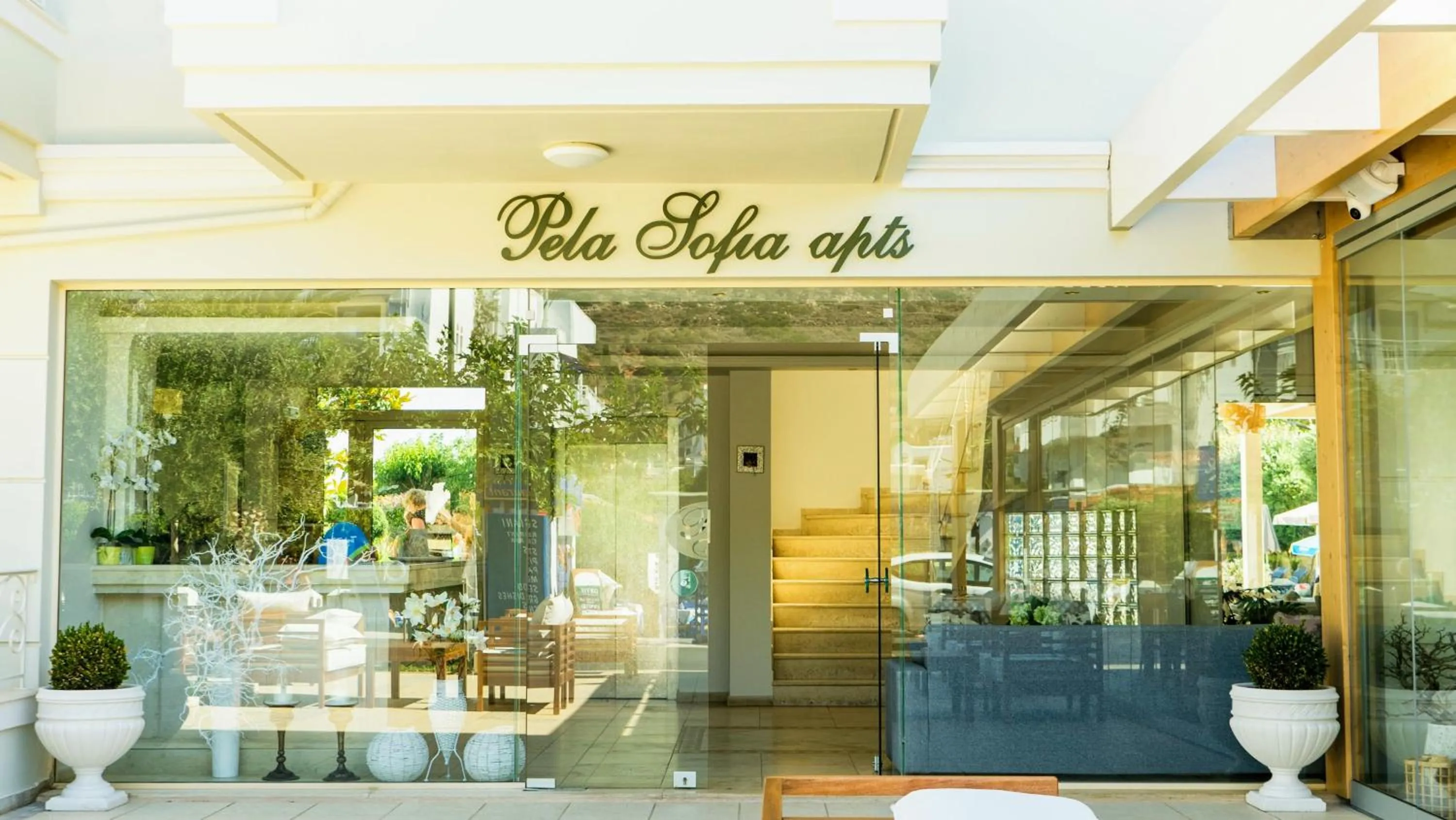 Facade/entrance in Pela Sofia