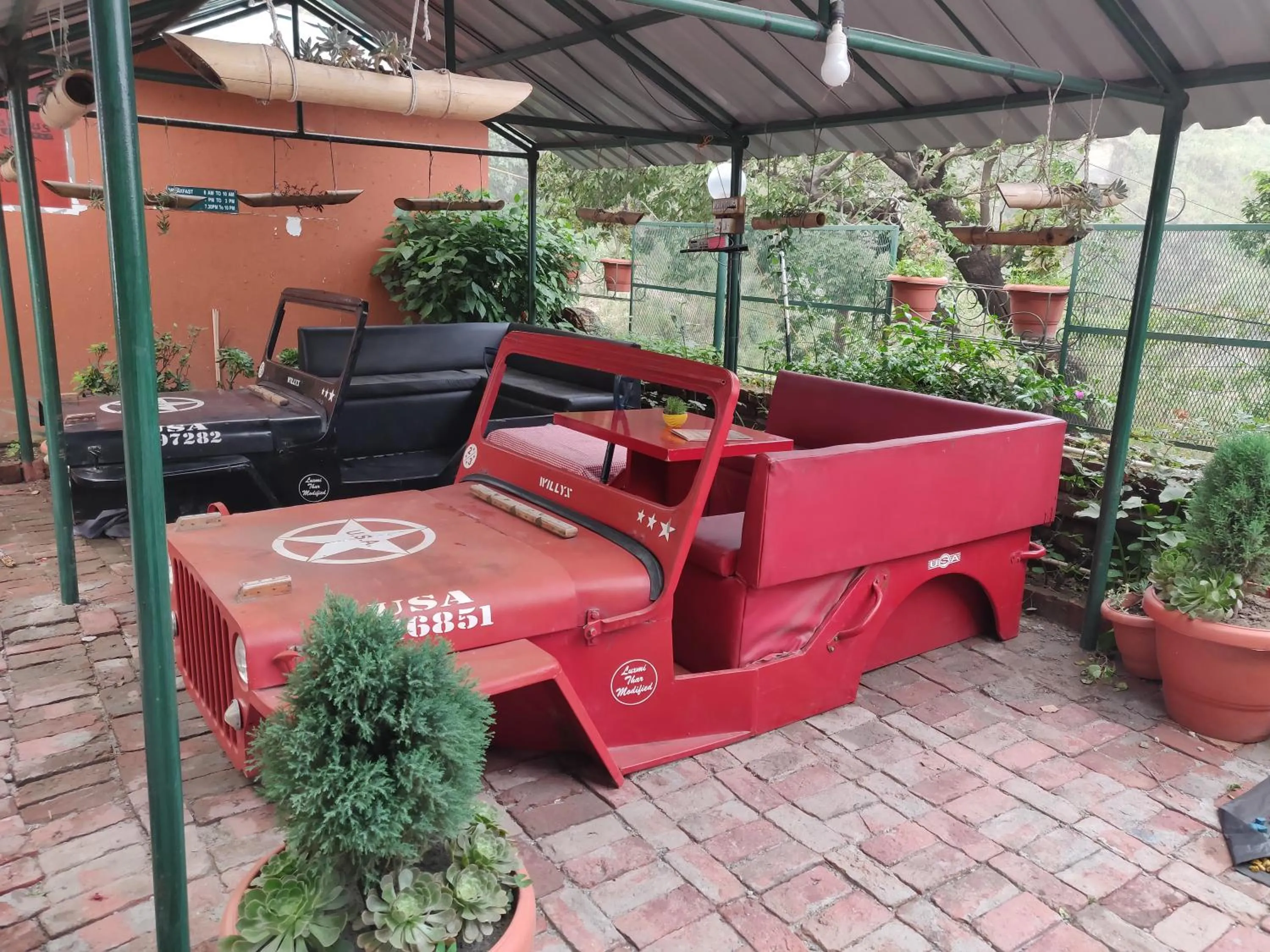 Restaurant/places to eat in Jharipani Castle