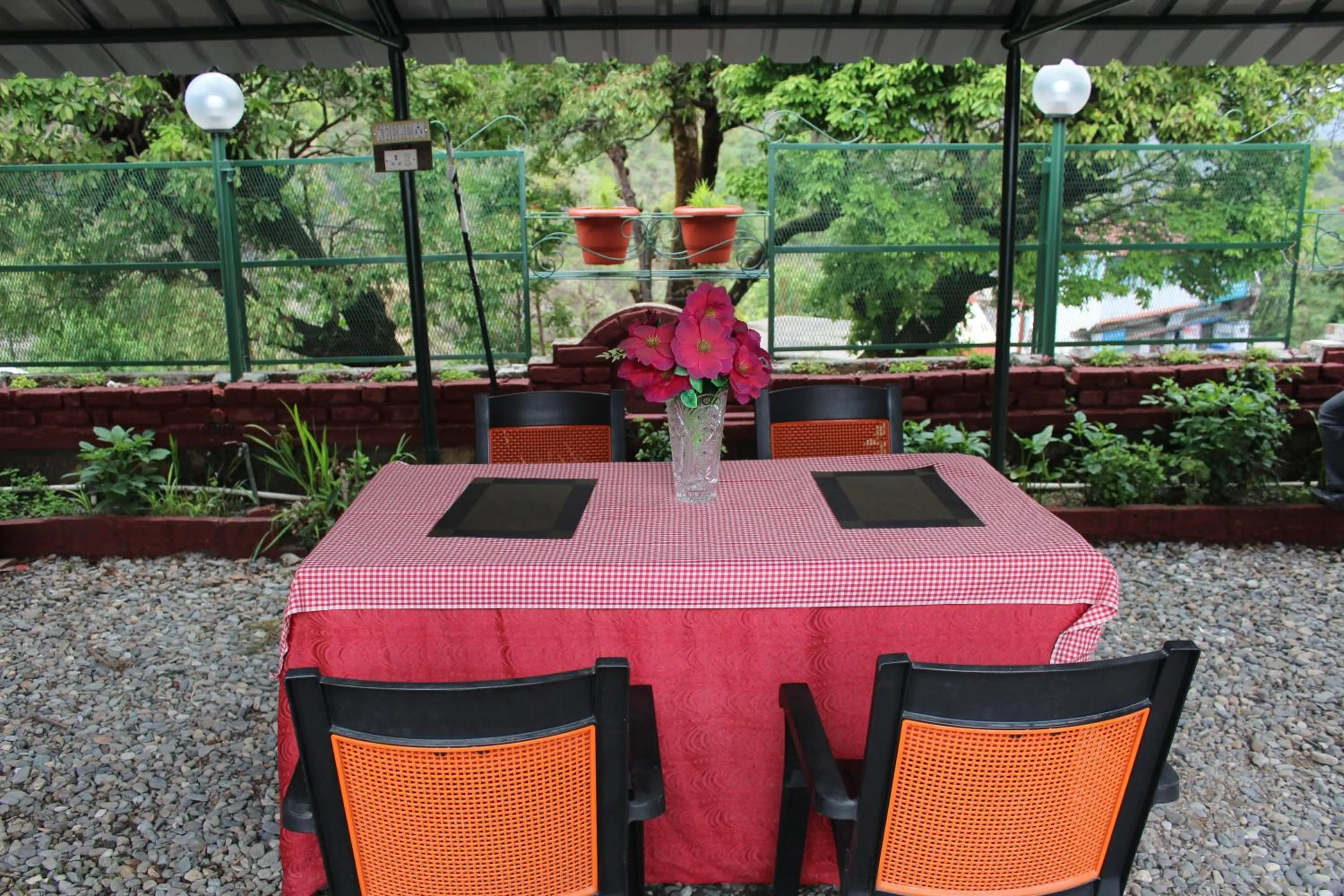 Restaurant/places to eat in Jharipani Castle